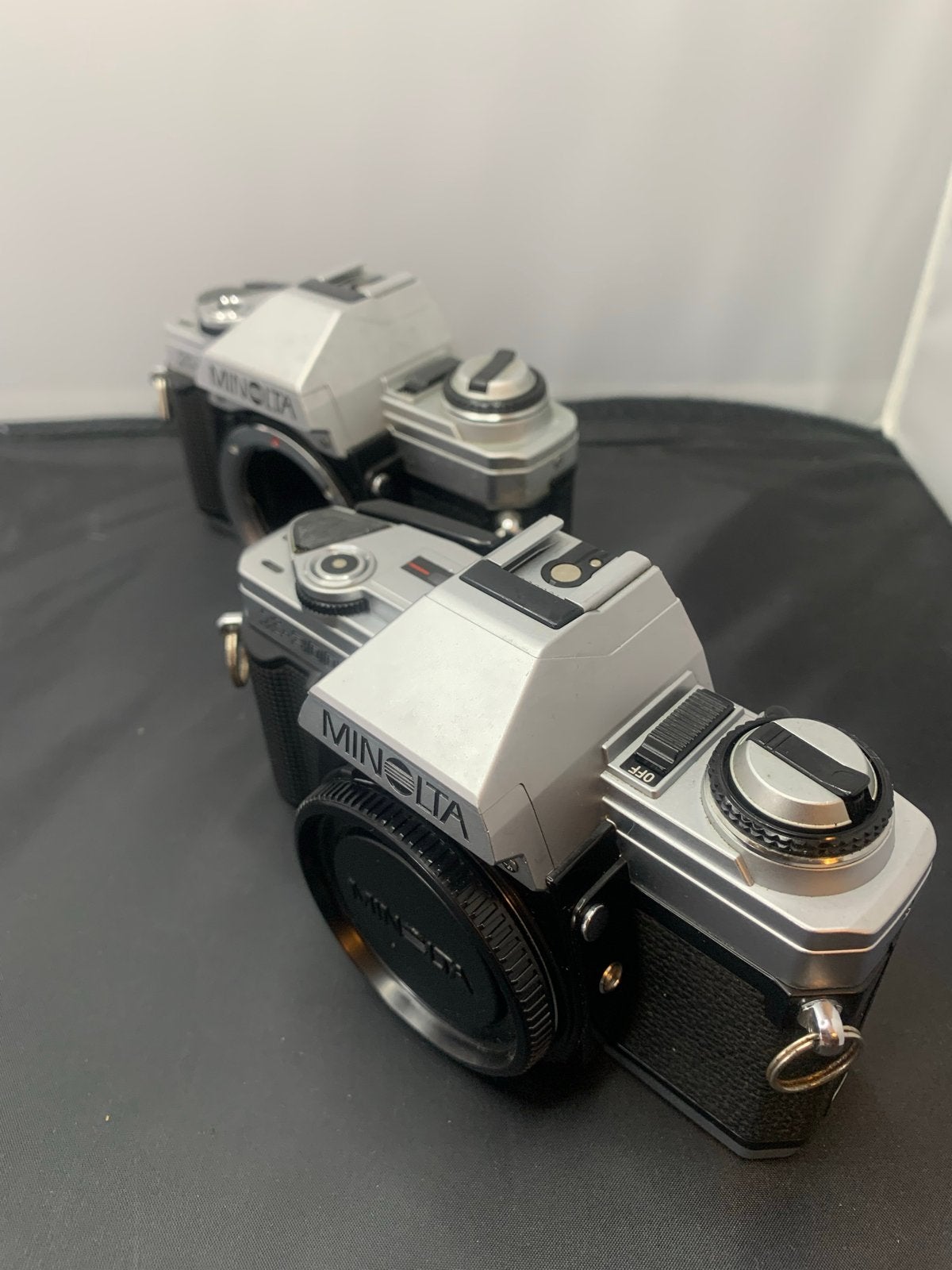 2x Minolta X-300 Spiegelreflex Camera Body's met Paraattas, Audio, Tv en Foto, Fotocamera's Analoog, Ophalen of Verzenden, Gebruikt