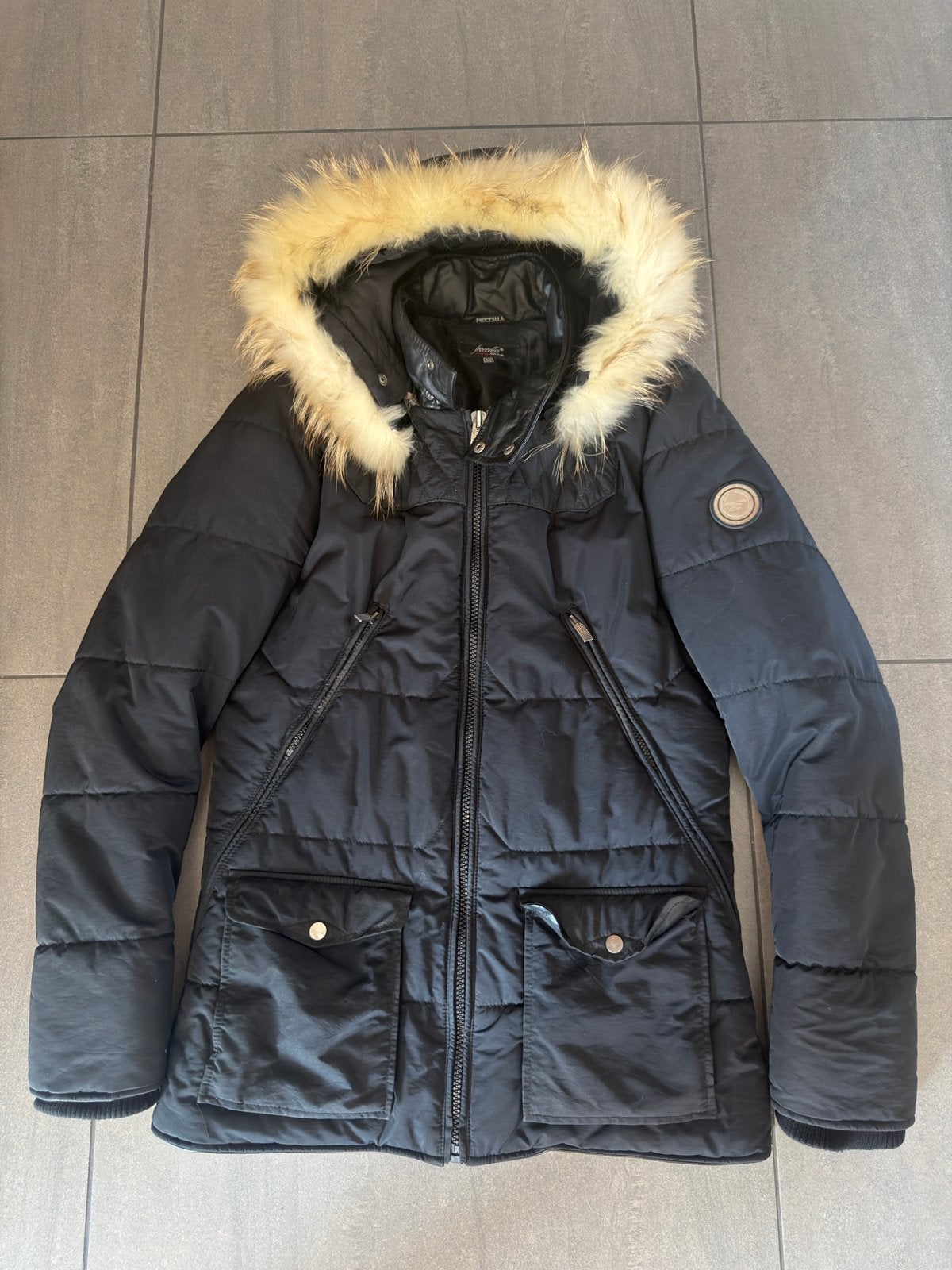 Zwarte Froccella winterjas met bontkraag, maat 50, Kleding | Dames, Jassen | Winter, Ophalen of Verzenden, Gedragen, Maat 46/48 (XL) of groter