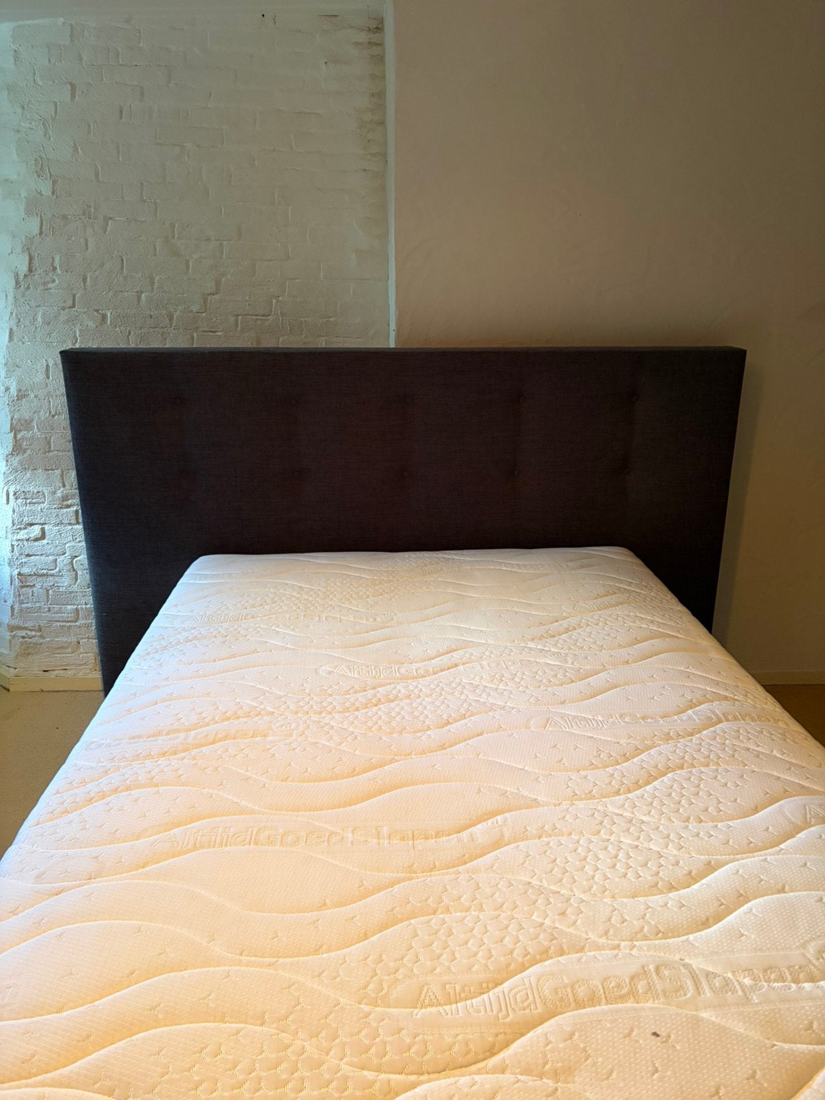 Achterwand bed, Ophalen, Zo goed als nieuw, Tweepersoons, Grijs