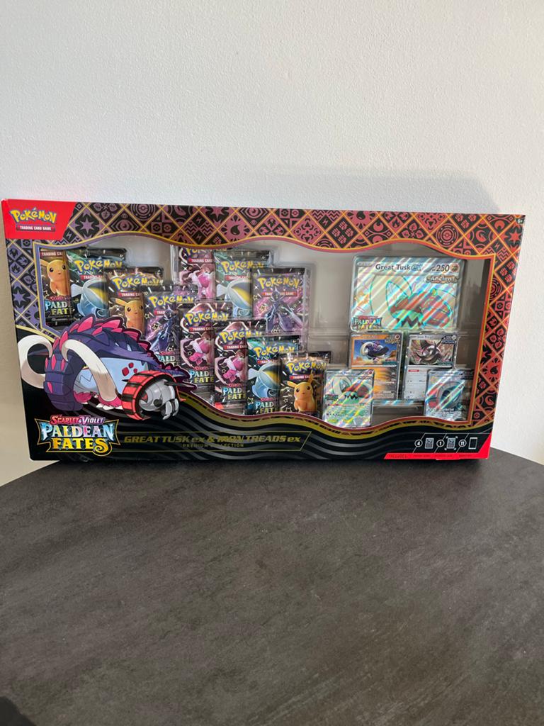 Pokémon Paldean Fates Premium Collection Great Tusk ex, Ophalen, Nieuw, Boosterbox