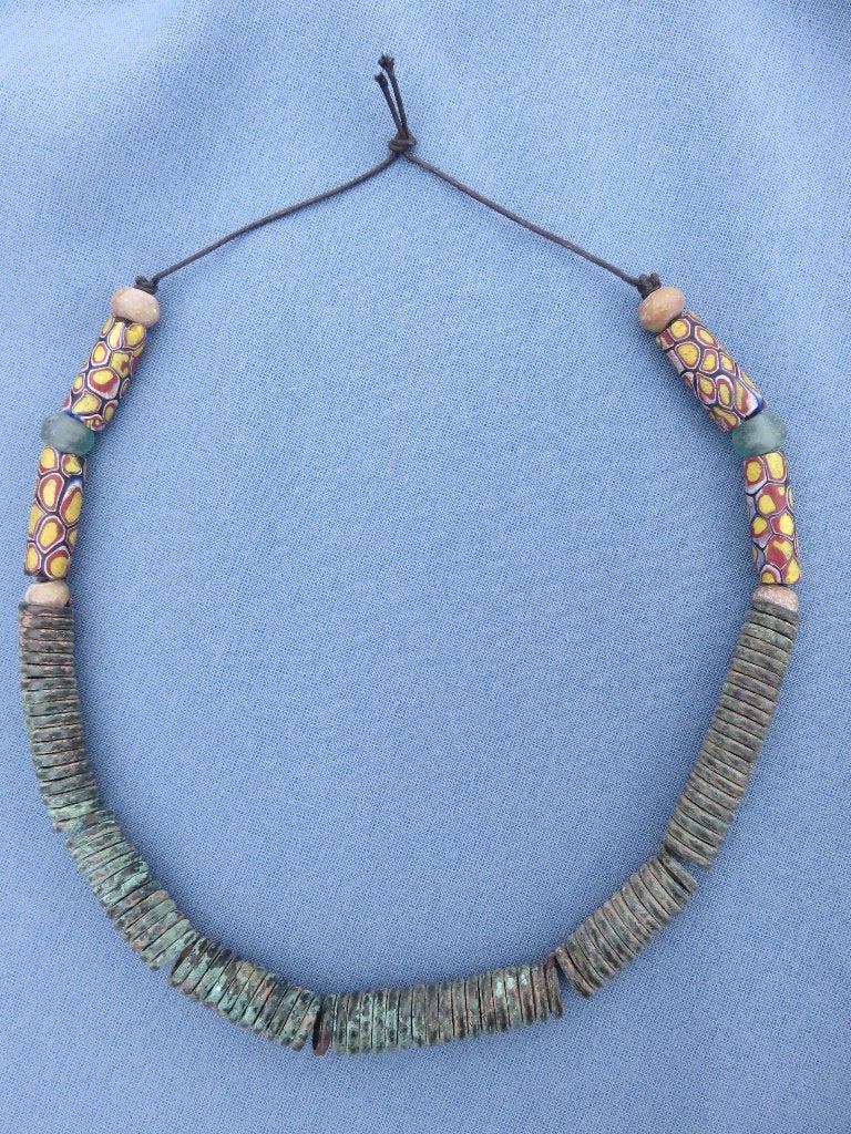 Hals sieraad in kralen van brons en glas - 18e eeuw, Ophalen of Verzenden, Brons, Ketting