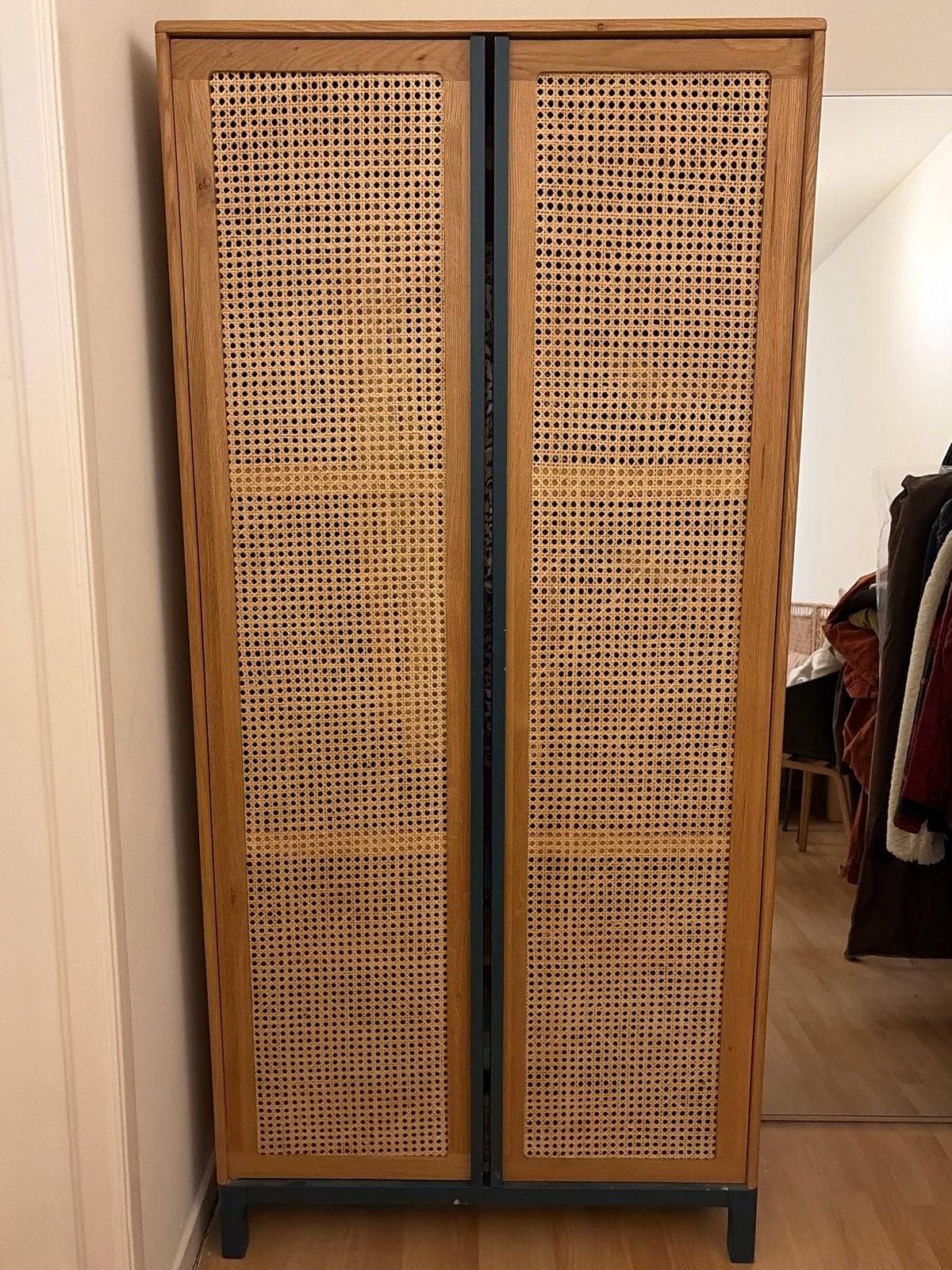 Stijlvolle kledingkast met rotan deuren, Eikenhout, Zo goed als nieuw, 150 tot 200 cm, 25 tot 50 cm