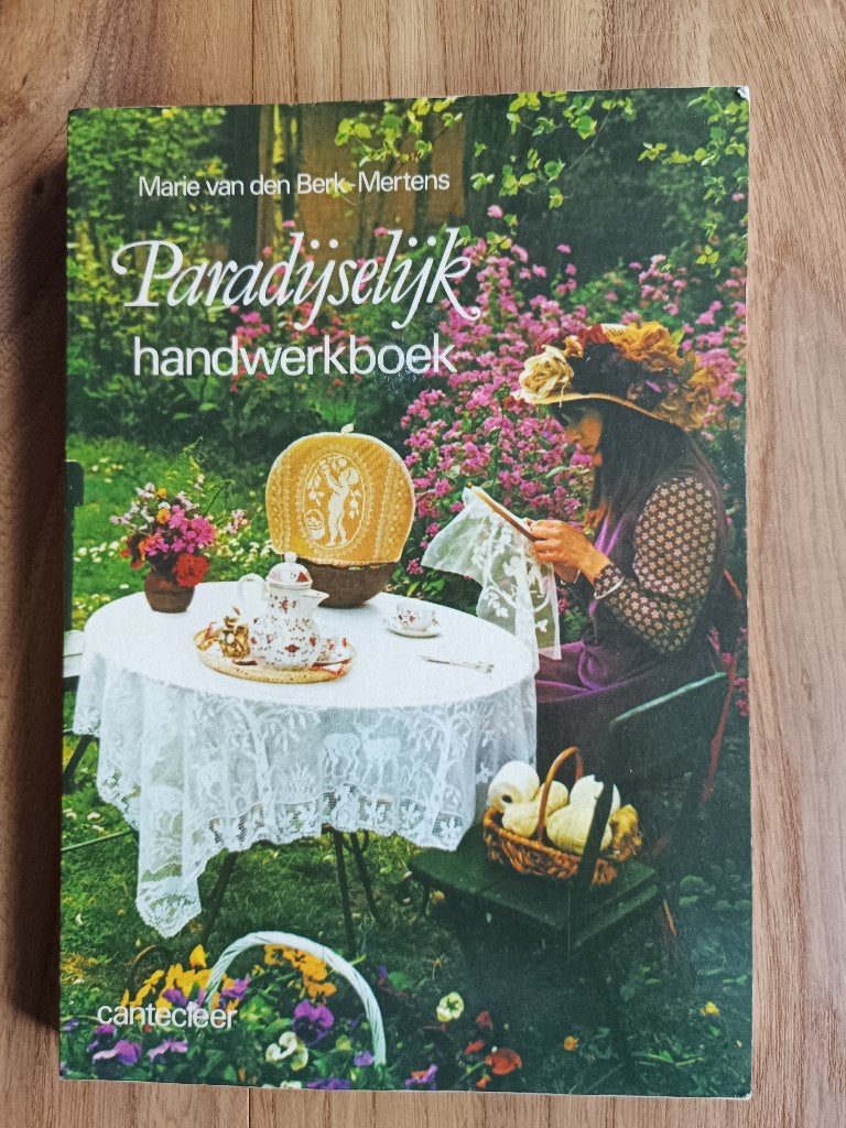 Paradijselijk handwerkboek borduren haken kant patchwork, Ophalen of Verzenden, Zo goed als nieuw, Breien en Haken, Marie Van Den Berk-Mertens