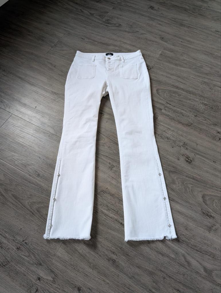 Monari flare jeans wit met knopen, Kleding | Dames, Maat 38/40 (M), Monari, Wit, Ophalen of Verzenden