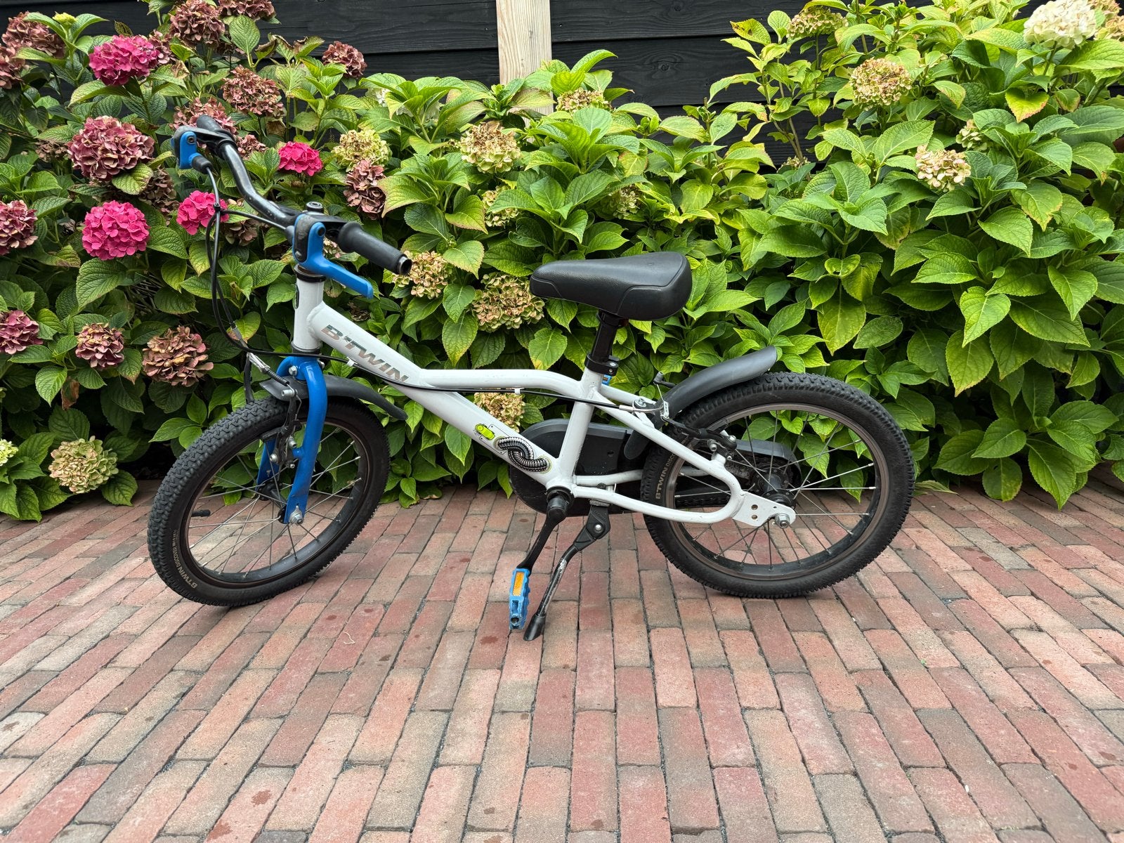 B-twin 16 inch kinderfiets met handremmen - Nette staat, Fietsen en Brommers, Fietsen | Kinderfietsjes, Ophalen, Gebruikt, Velgrem