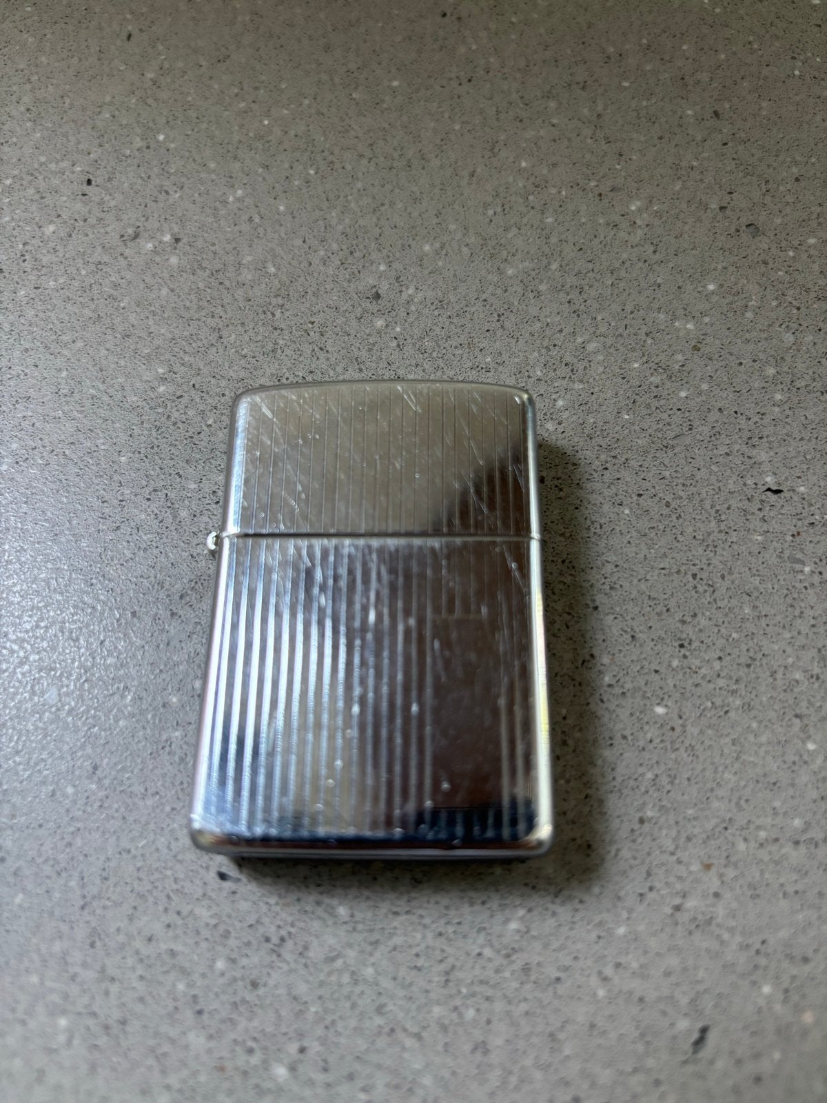 Zippo Vertical Line – Juli 1988 (G IV), Verzamelen, Ophalen of Verzenden, Gebruikt, Aansteker