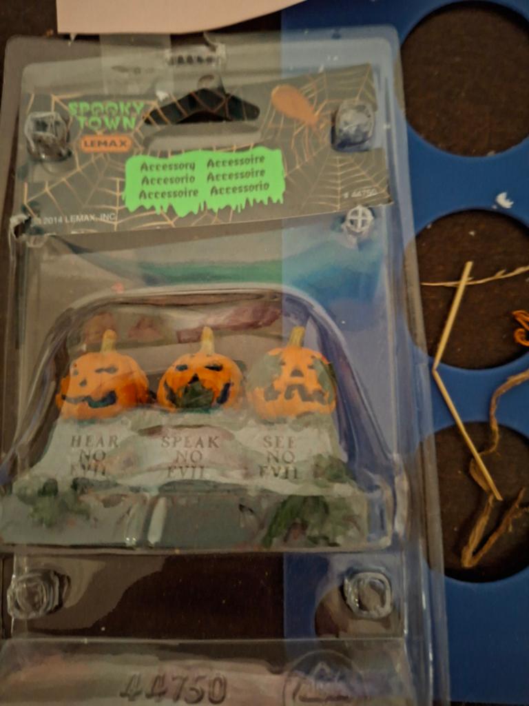 Lemax spooky town see no evil, Ophalen