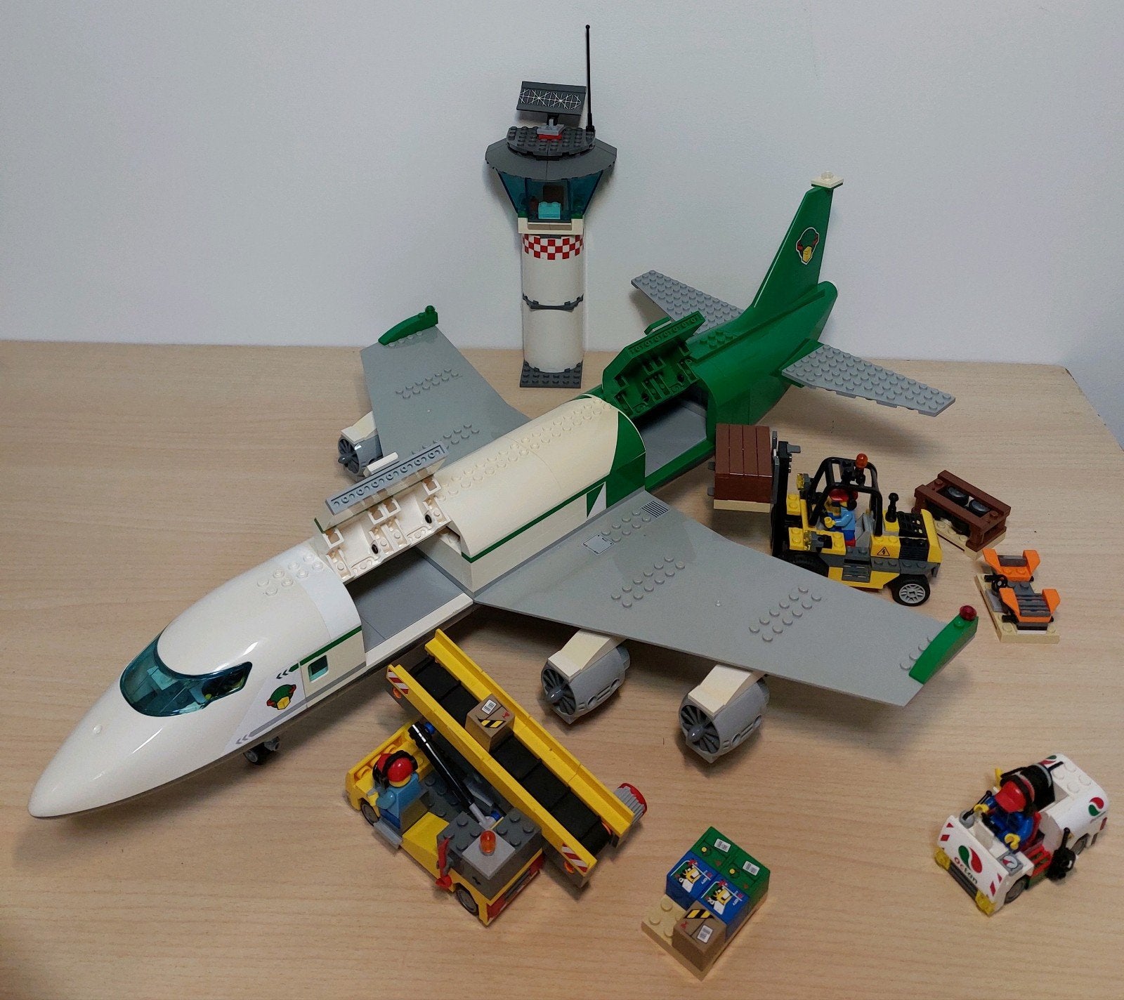 Lego City 60022 Vliegveld Met Vrachtvliegtuig, Kinderen en Baby's, Speelgoed | Duplo en Lego, Lego, Ophalen of Verzenden, Complete set