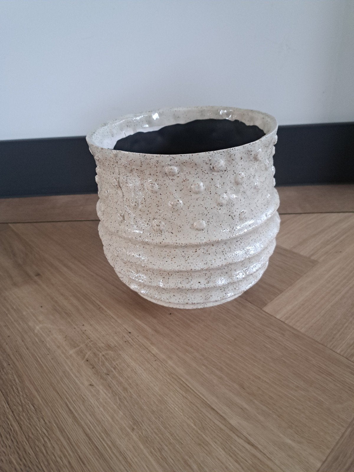 Prachtige organische Keramieken Bloempot / Vaas met spikkels, Beige, Ophalen of Verzenden, Zo goed als nieuw, Steen/keramiek