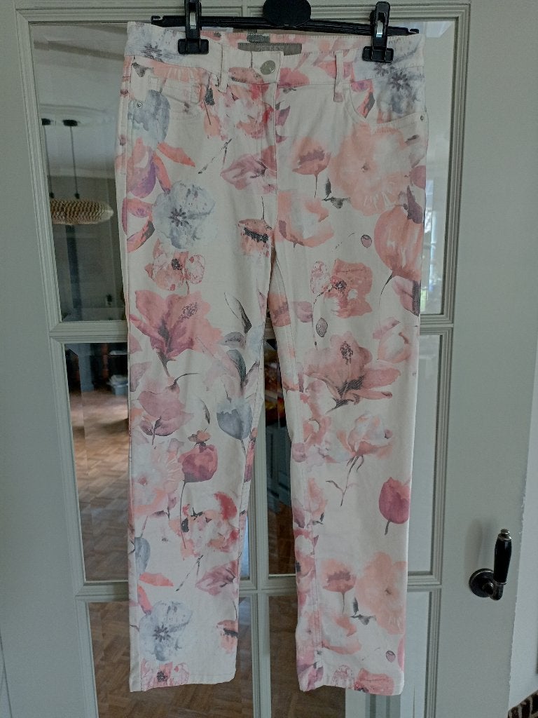 3 kwart broek creme/wit met grijs en roze bloemen, Maat 38/40 (M), Wit, Ophalen of Verzenden, Zo goed als nieuw