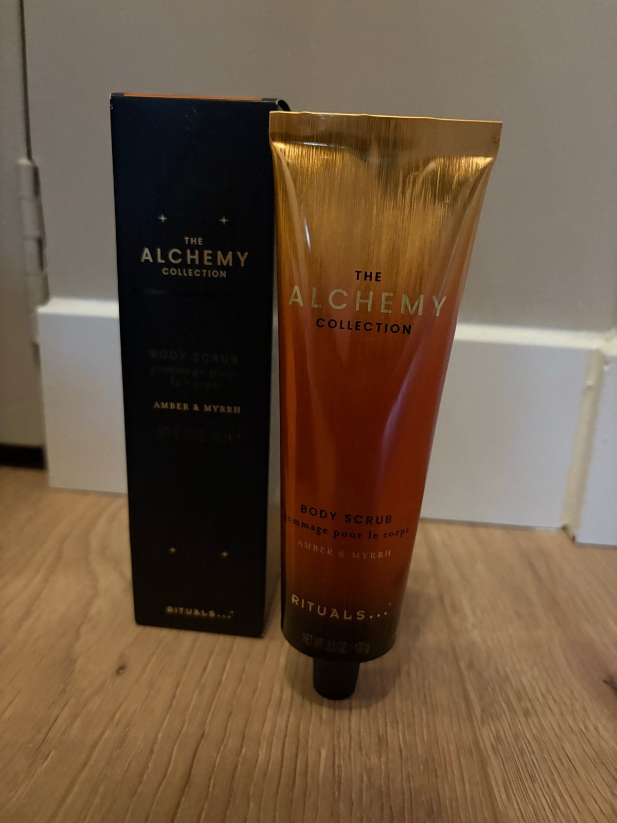 NIEUW Rituals The Alchemy Collection BodyScrub Amber & Myrrh, Sieraden, Tassen en Uiterlijk, Ophalen of Verzenden, Nieuw, Overige typen