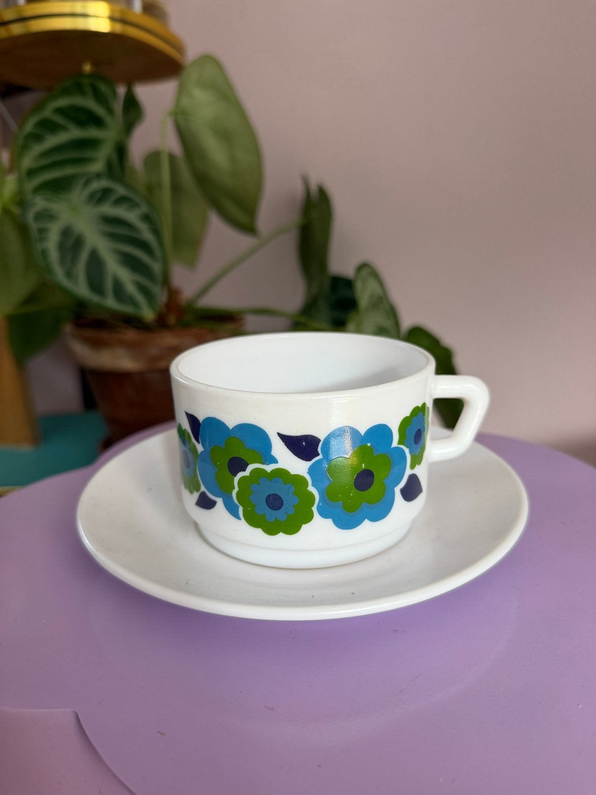 Vintage Arcopal France kop en schotel met bloemmotief, Gebruikt, Overige merken, Vintage, Ophalen of Verzenden