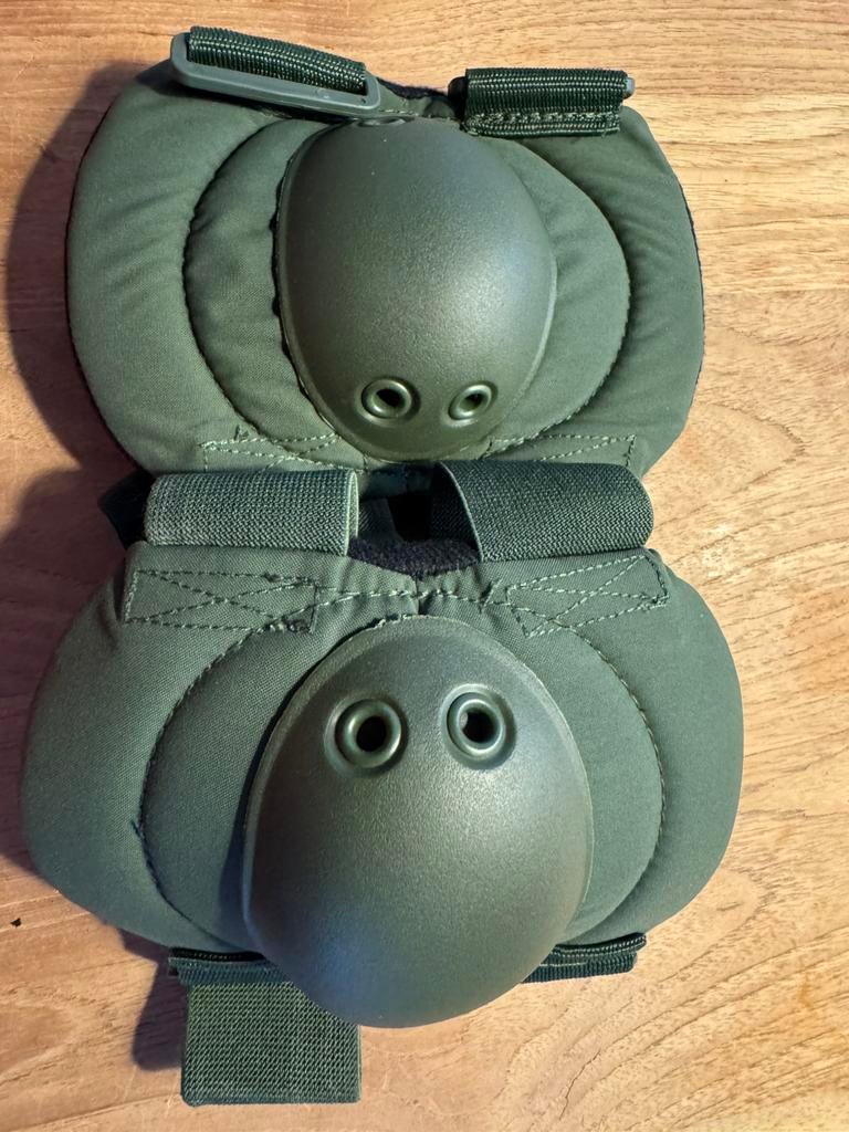Originele Defensie Elleboogbeschermers – Olive Drab, Ophalen of Verzenden, Nieuw