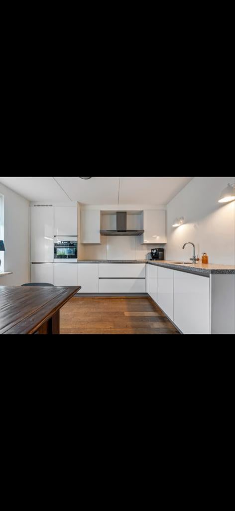 Moderne witte hoogglans keuken met apparatuur, Ophalen, Gebruikt, Wit, Hoekkeuken
