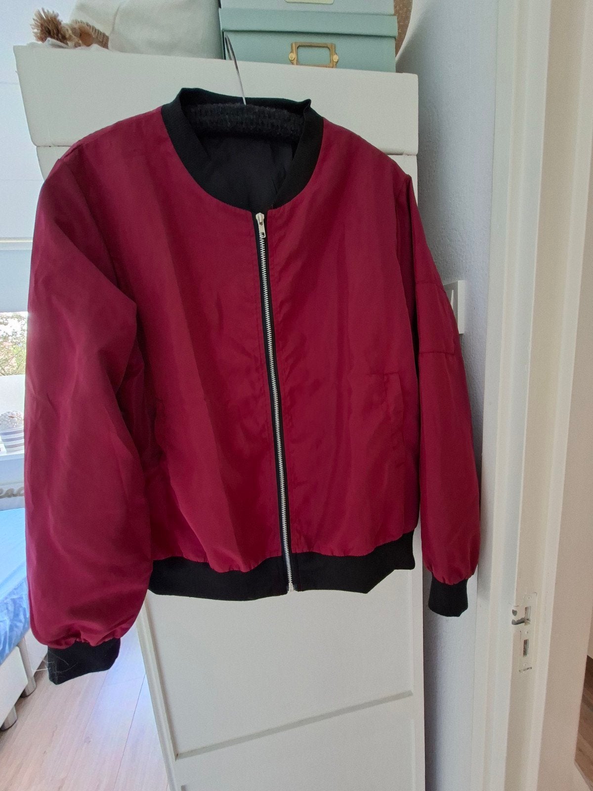 Unisex Bomberjack - Bordeauxrood met Zwarte Details, Ophalen of Verzenden, Zo goed als nieuw, Zwart