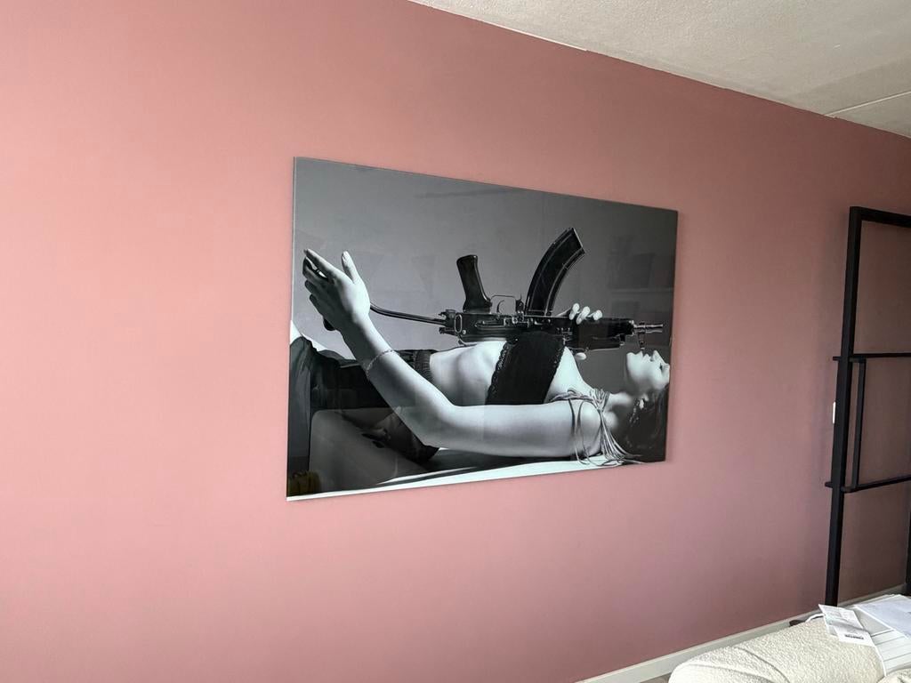 Schilderij op glas 100x150 cm: Vrouw met geweer, Wallfield, Ophalen