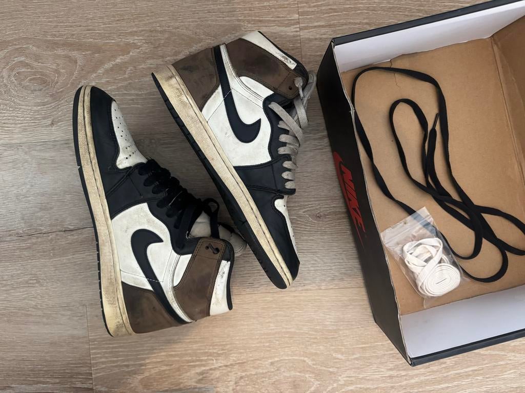 Jordan 1 Mocha - Gedragen, prima staat, origineel, Ophalen of Verzenden, Gedragen, Bruin, Sneakers of Gympen