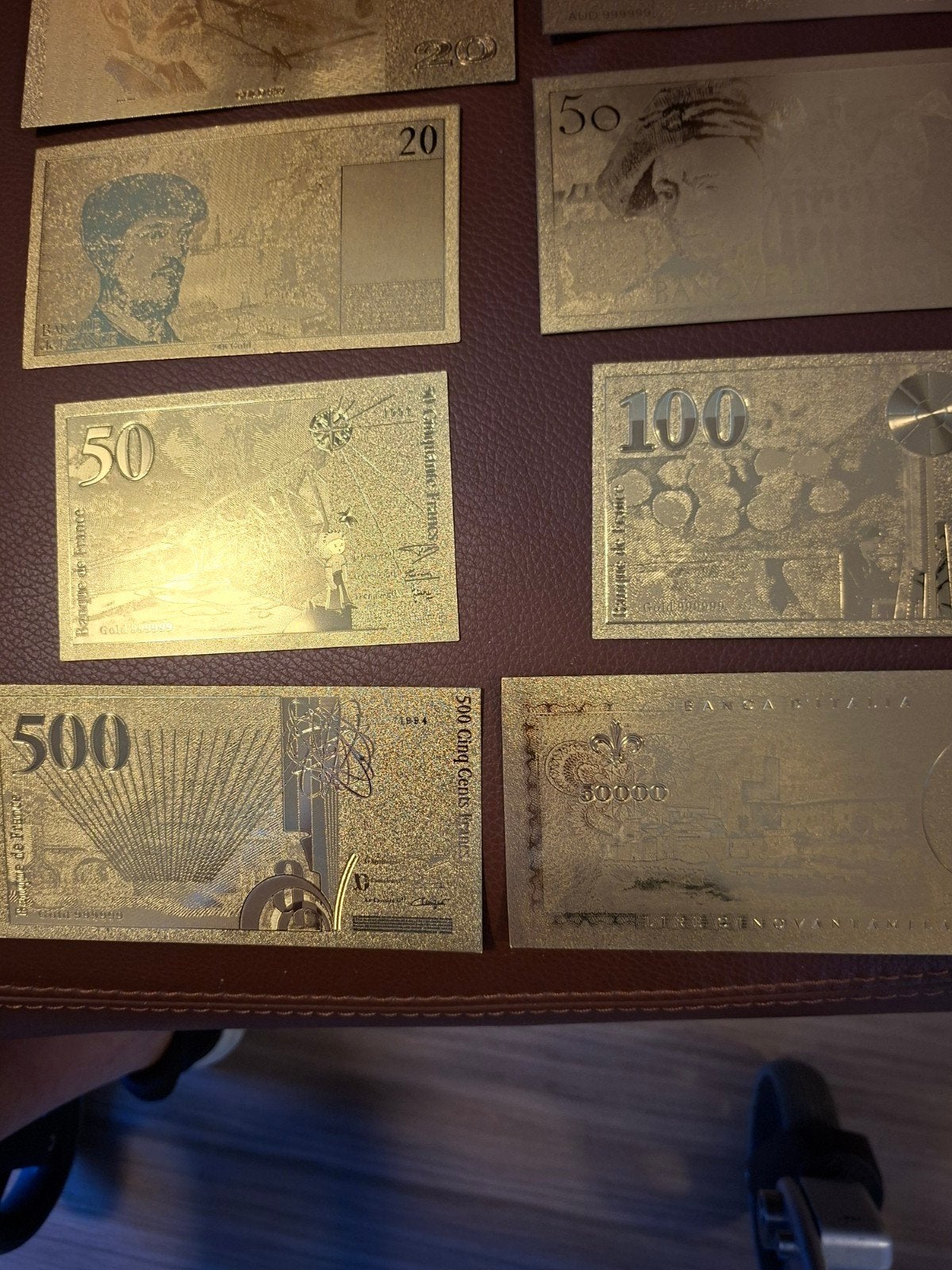Verzameling van gouden 10 replica bankbiljetten, Verzenden