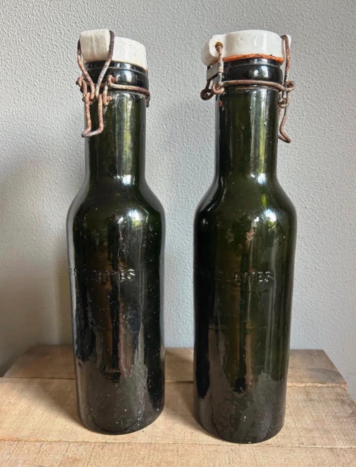 Twee grote zware franse flessen met porseleinen dop, Antiek en Kunst, Ophalen of Verzenden