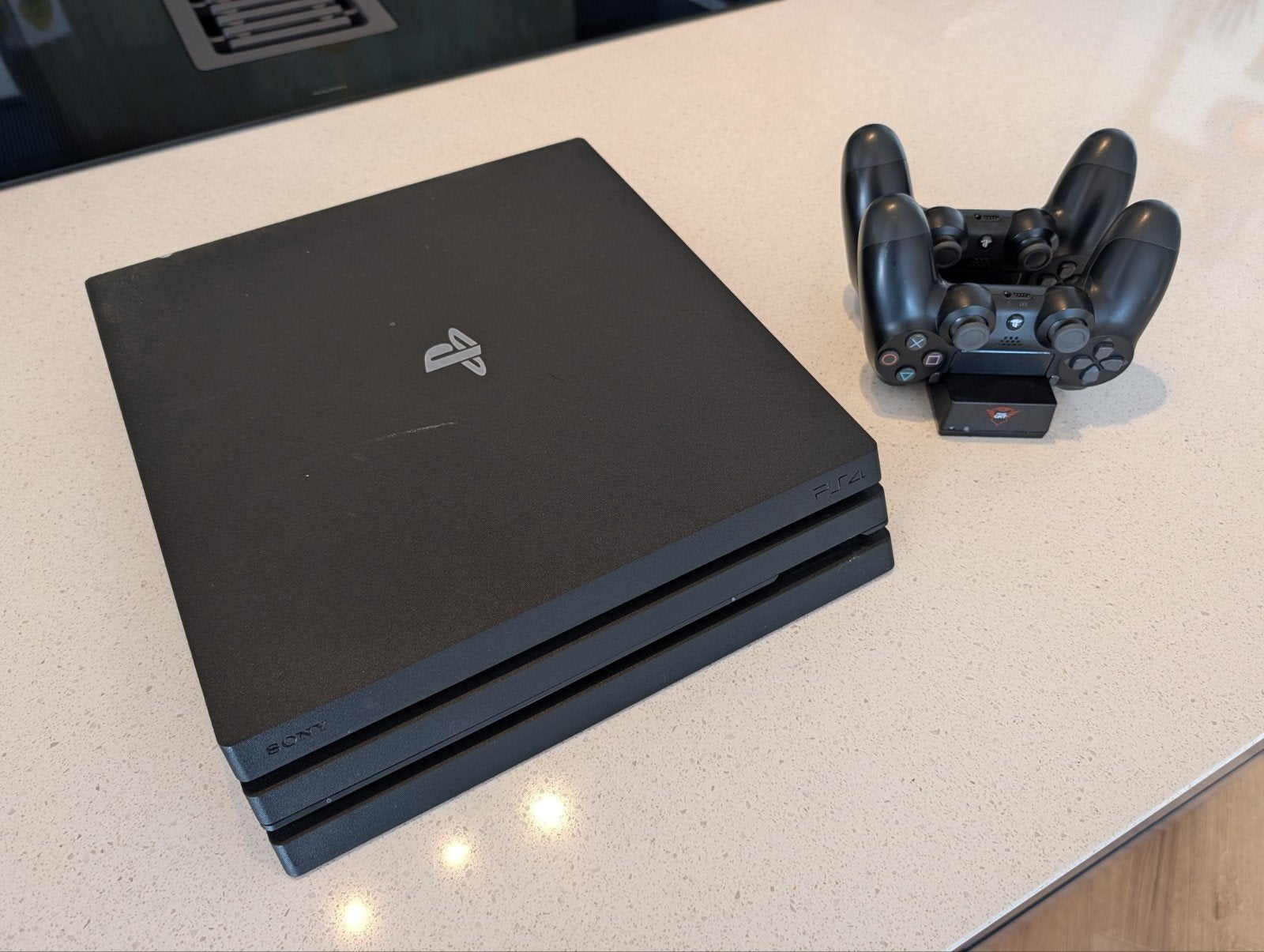 Foto 4 van PS4 Pro 1TB + 2 Controllers + 19 Games