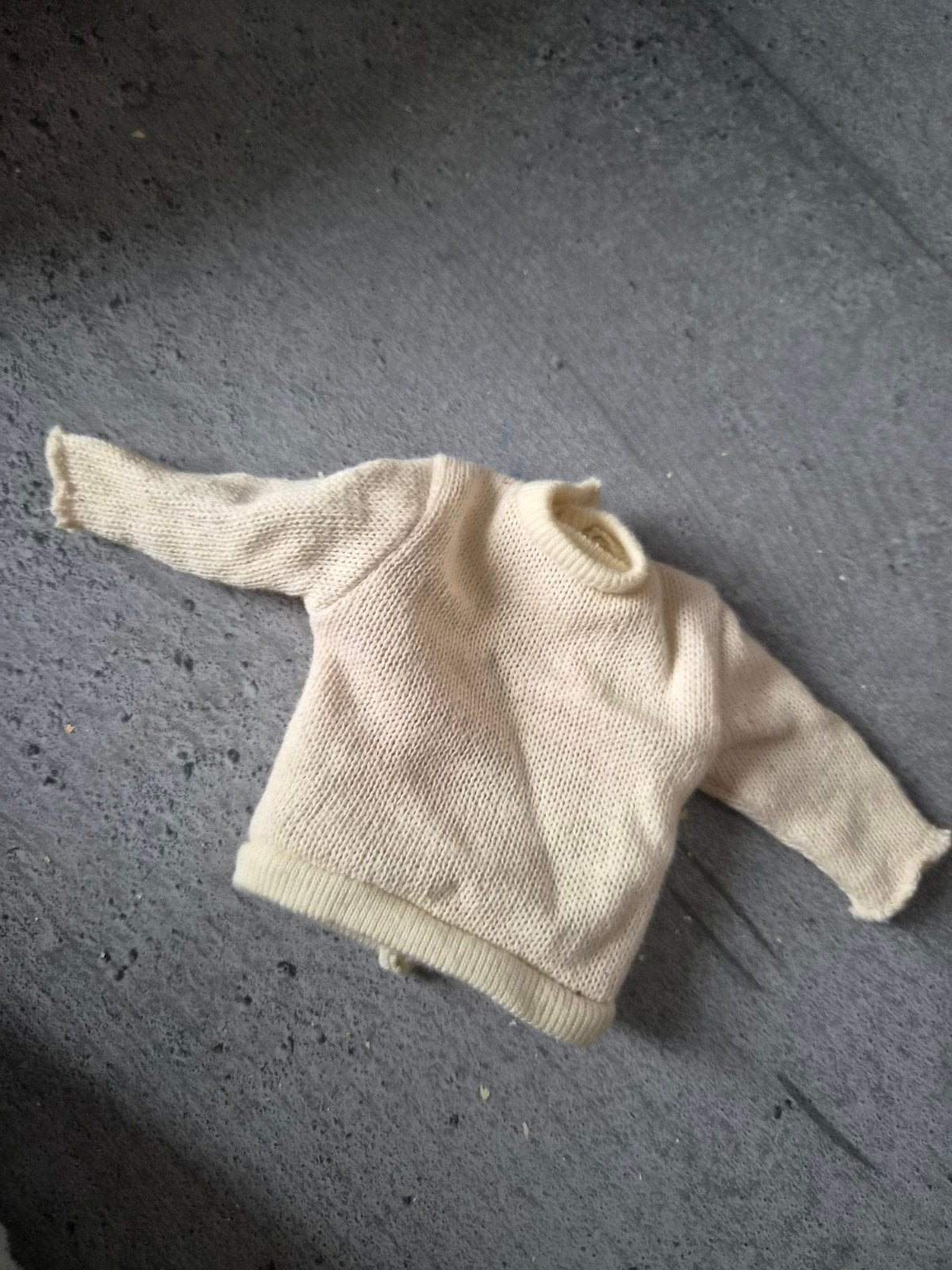Gebreide trui voor Barbie - Crèmekleurig, Ophalen of Verzenden, Gebruikt, Kleertjes