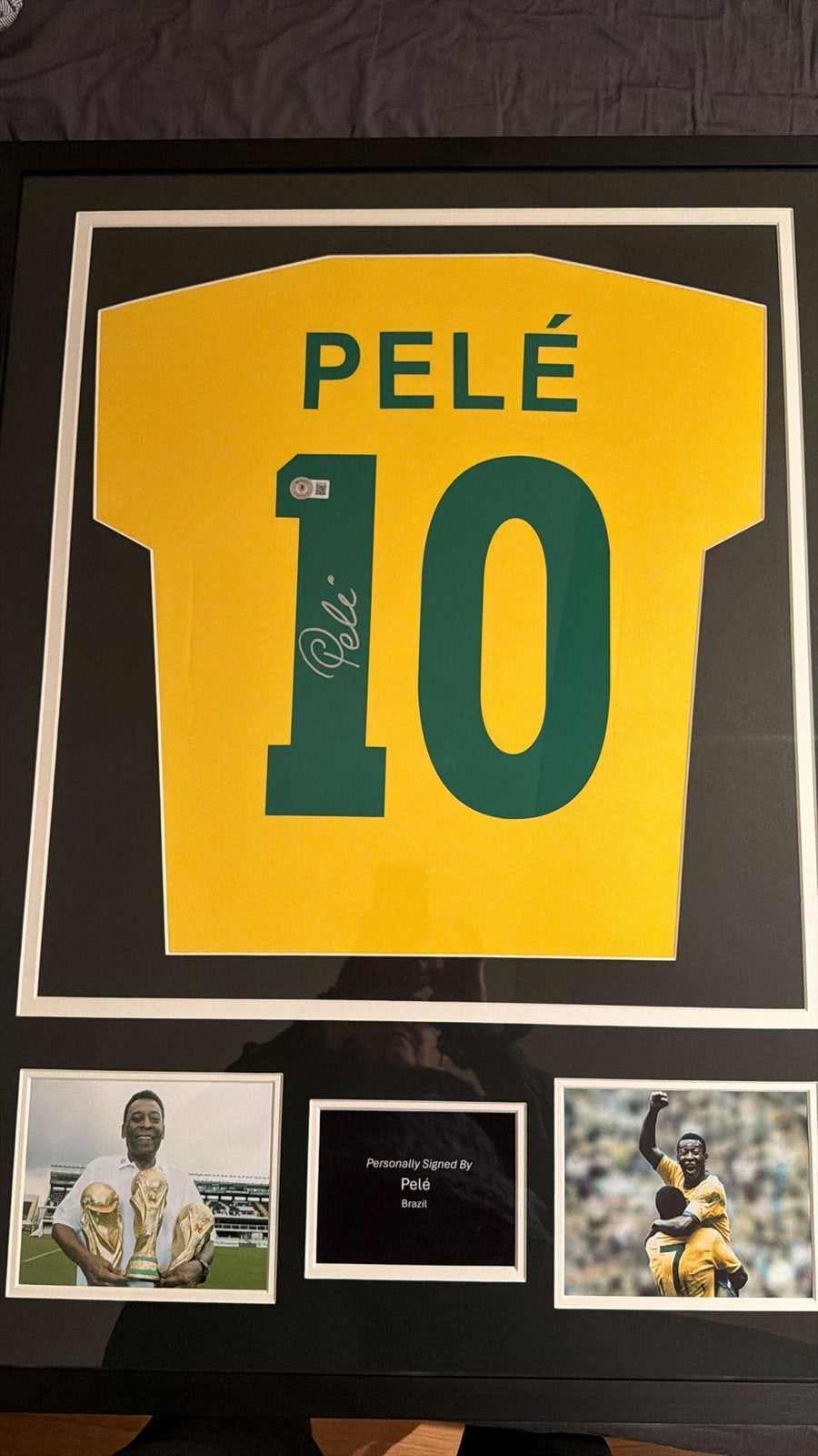 Gesigneerd Pelé shirt - Ingelijst met foto's, Verzamelen, Sportartikelen en Voetbal, Ophalen of Verzenden, Zo goed als nieuw, Buitenlandse clubs