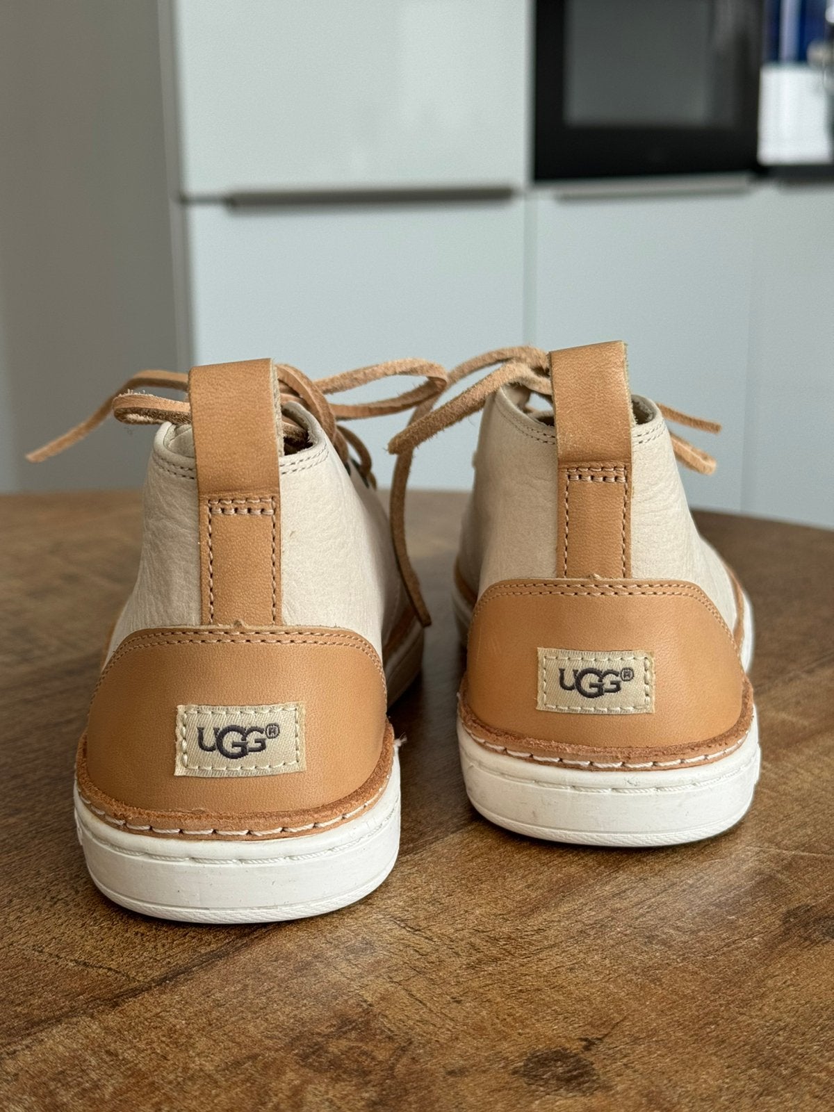 Ugg leren snesjers, Kleding | Dames, Schoenen, Beige, Nieuw, Ophalen of Verzenden, Sneakers of Gympen