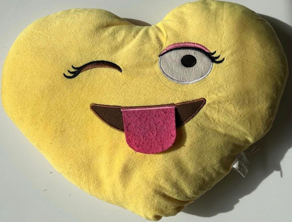 Geel hartvormig emoji kussen met knipoog en tong 40 cm, Gebruikt, Geel, Ophalen of Verzenden, Sierkussen