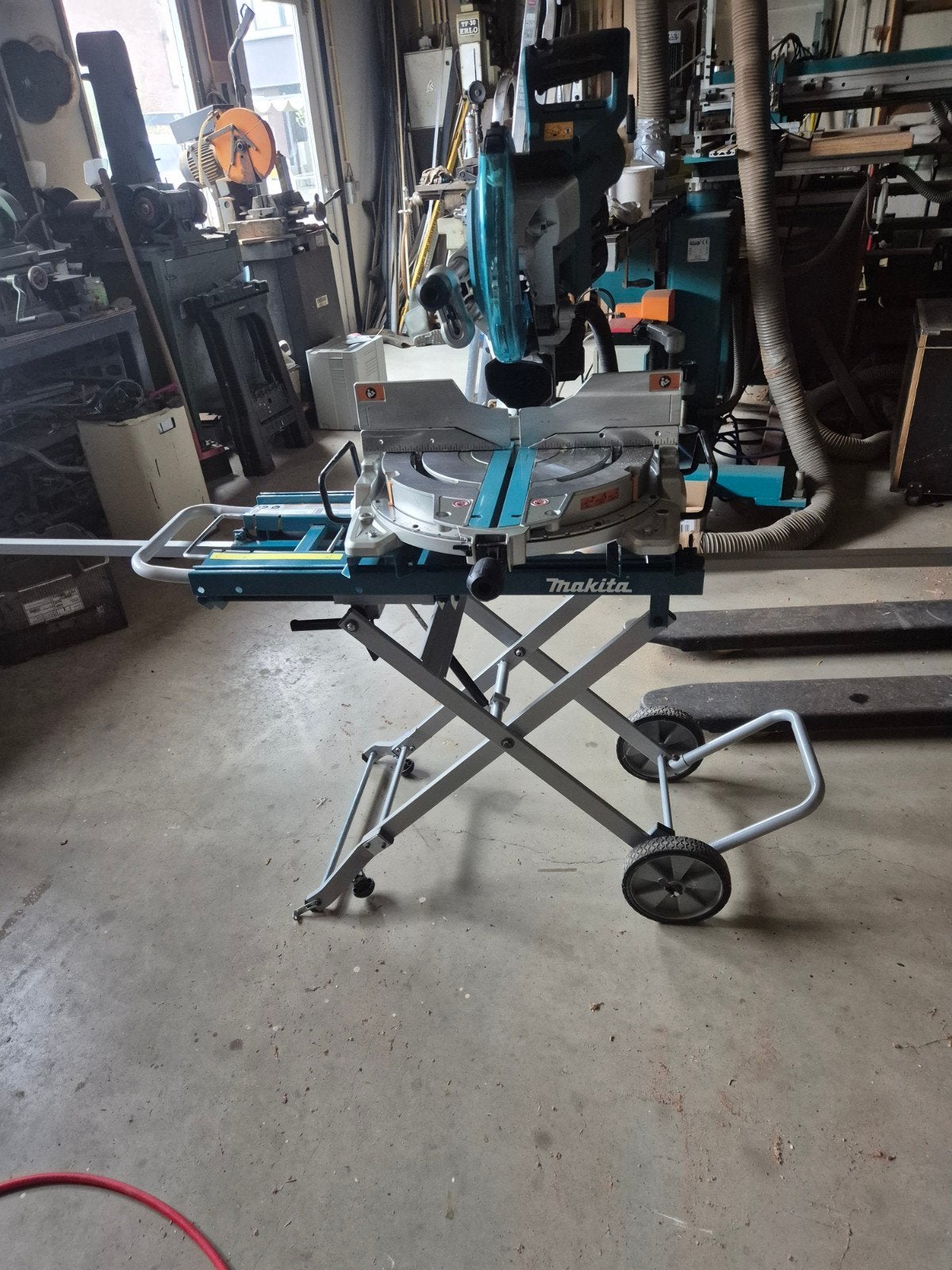 Makita Accu Afkortzaag met Onderstel en Lader, Ophalen, Gebruikt, 70 mm of meer, Makita