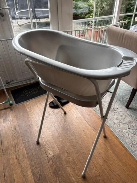 Gratis baby badje met standaard, Kinderen en Baby's, Badjes en Verzorging, Ophalen, Gebruikt, Badje, Standaard