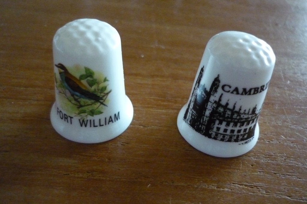 2 Vingerhoedjes '' Fort William & Cambridge ''., Verzamelen, Vingerhoedjes, Ophalen, Zo goed als nieuw