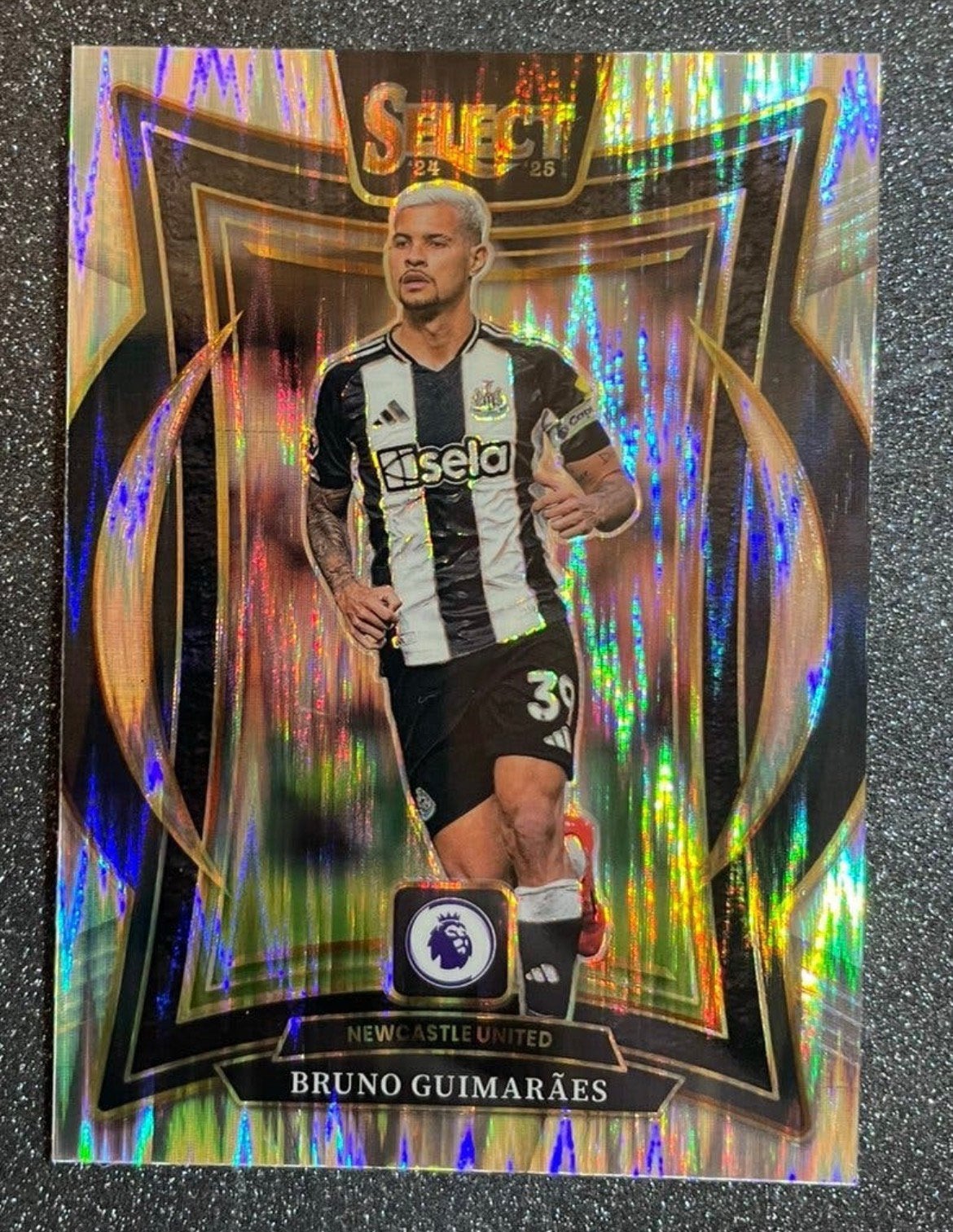 Panini SELECT 24/25 TERRACE PRIZM GUIMARÃES NEWCASTLE UNITED, Verzenden, Zo goed als nieuw, Plaatje