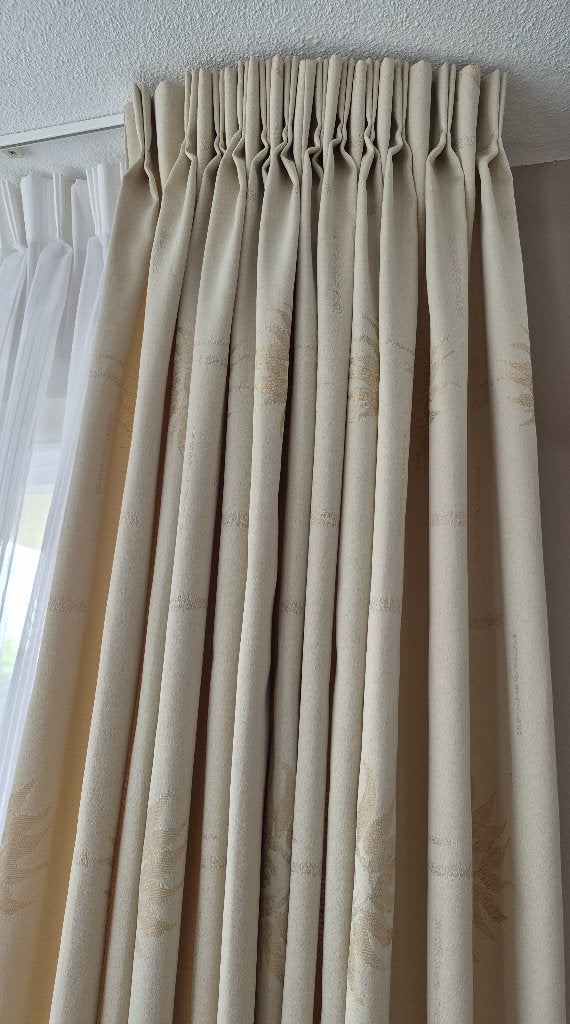 Nog heel mooi gordijn - 1 deel - 260 cm breed en 244 cm lang, Huis en Inrichting, Ophalen of Verzenden, Zo goed als nieuw, Beige