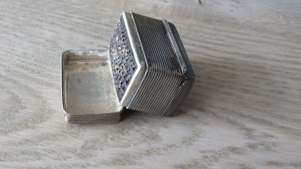 Zilveren 19/e eeuwse nootmuskaat rasp doosje, Antiek en Kunst, Ophalen of Verzenden, Zilver