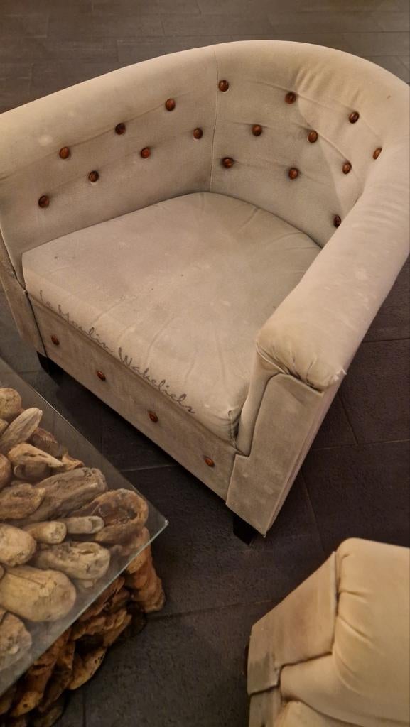 Comfortabele fauteuil met knopen en armleuningen, Ophalen