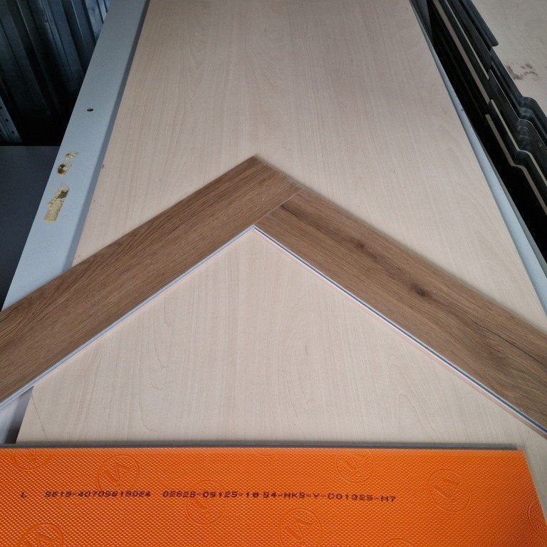 Restpartij 11 m2 Klik PVC Lamett Mantaro Pecan MAN HB-5619, Huis en Inrichting, Stoffering | Vloerbedekking, Info@lamett.eu, Nieuw