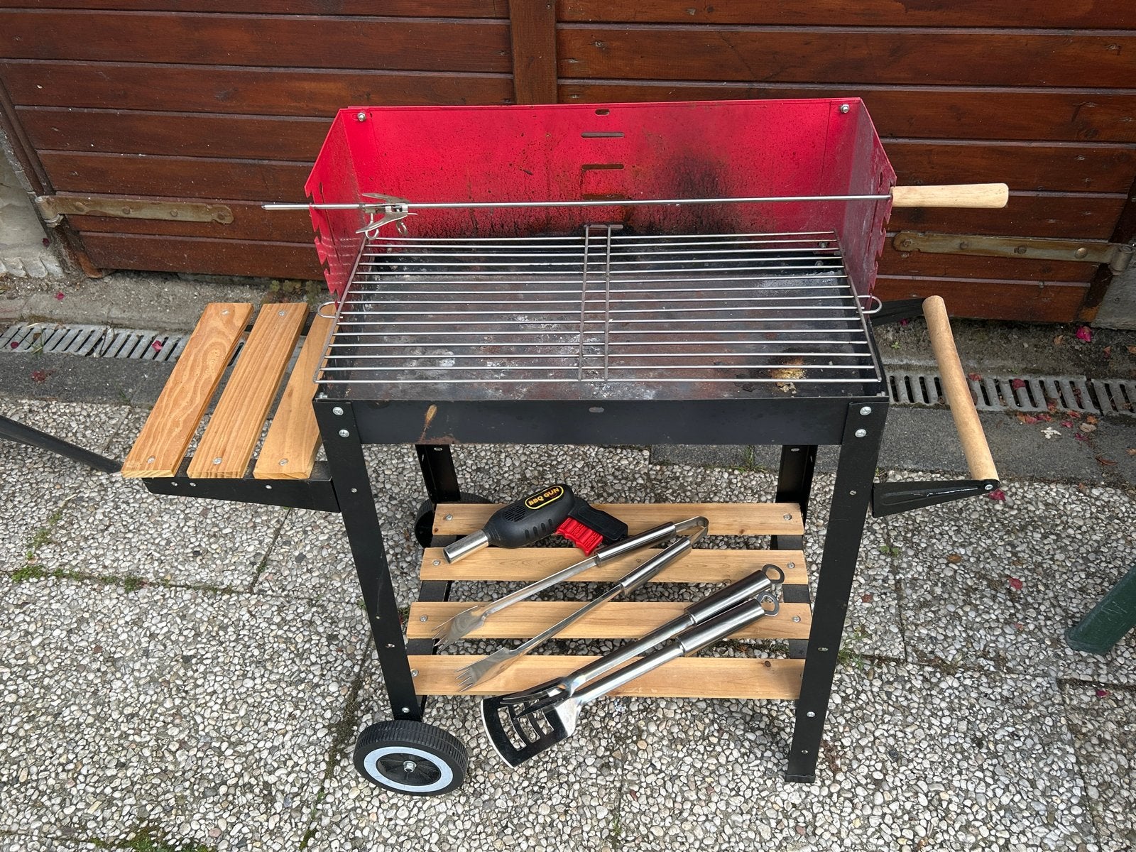 Barbecue met accessoires en draaispit - 82x28x54 cm, Tuin en Terras, Barbecue-accessoires, Ophalen, Gebruikt