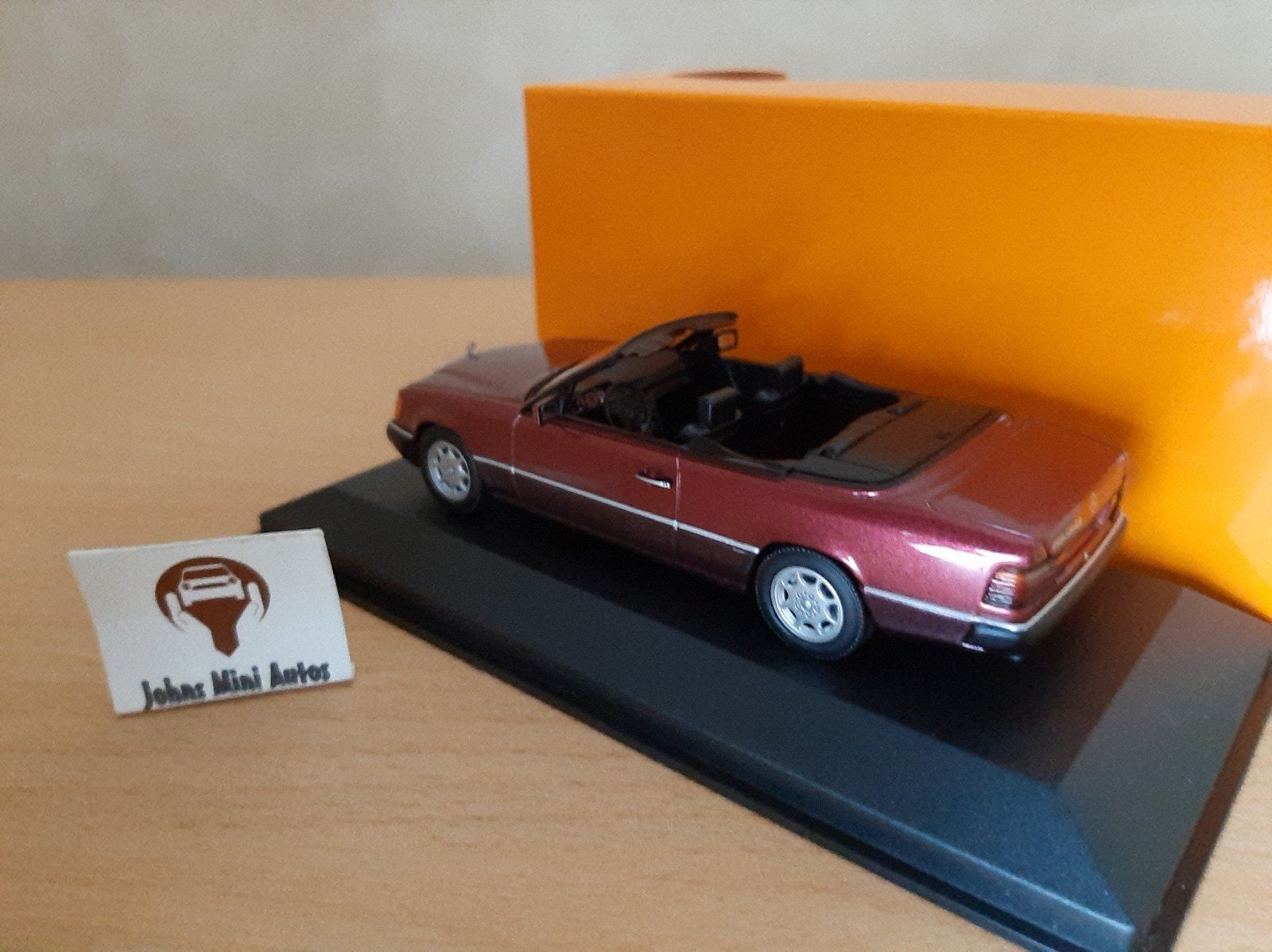 Mercedes Benz 300CE Cabrio (A124) rood-met. Maxichamps 1:43, Hobby en Vrije tijd, Modelauto's | 1:43, Overige merken, Auto, Nieuw
