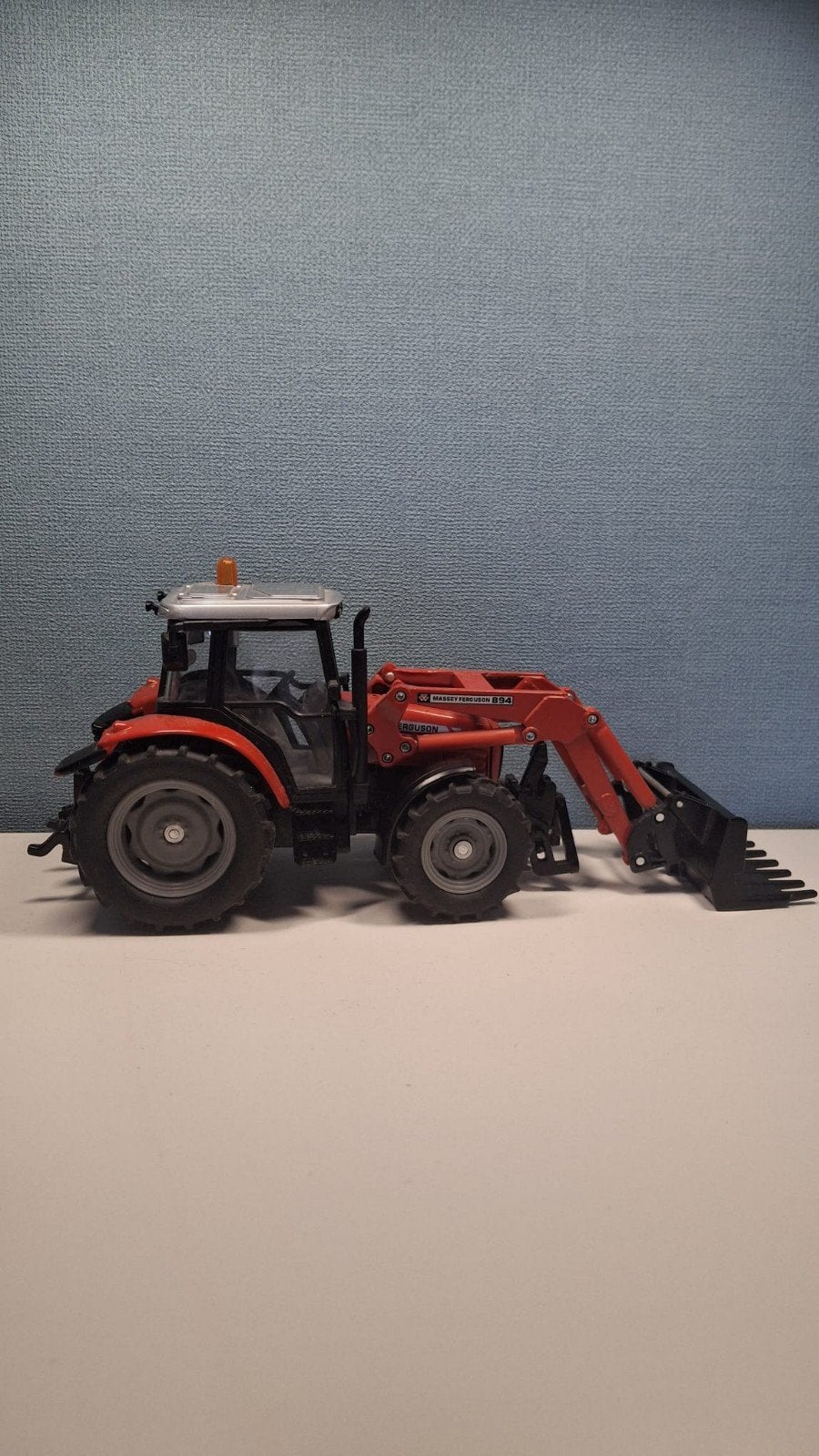 Siku Massey Ferguson 894 met voorlader - Nieuw in doos, Ophalen of Verzenden, Zo goed als nieuw