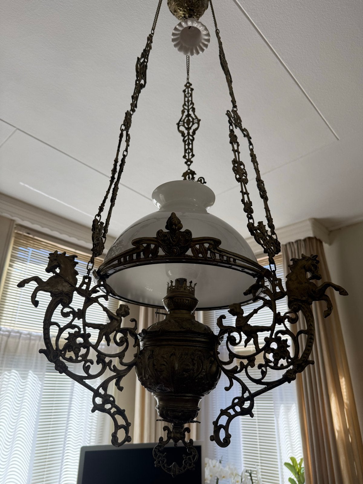 Antieke olielamp hanglamp met paardenfiguren, Ophalen
