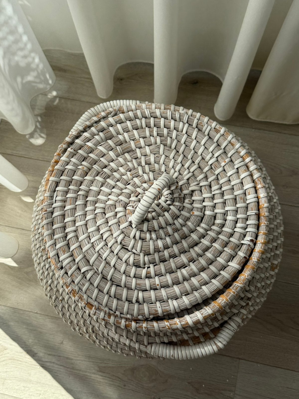 Rieten mand wit, Huis en Inrichting, Woonaccessoires | Onderzetters, Ophalen, Zo goed als nieuw, Wit