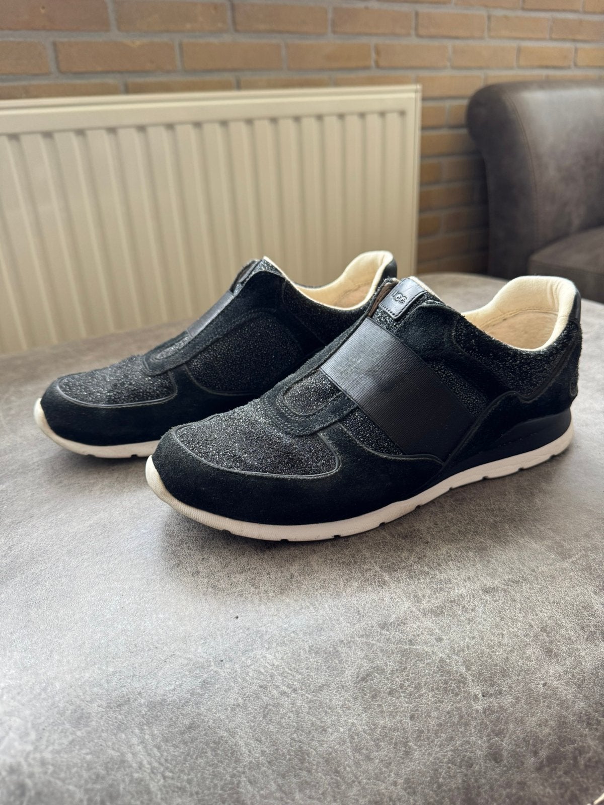 UGG sneakers zwart maat 39, Zwart, Ophalen of Verzenden, Sneakers of Gympen, Zo goed als nieuw