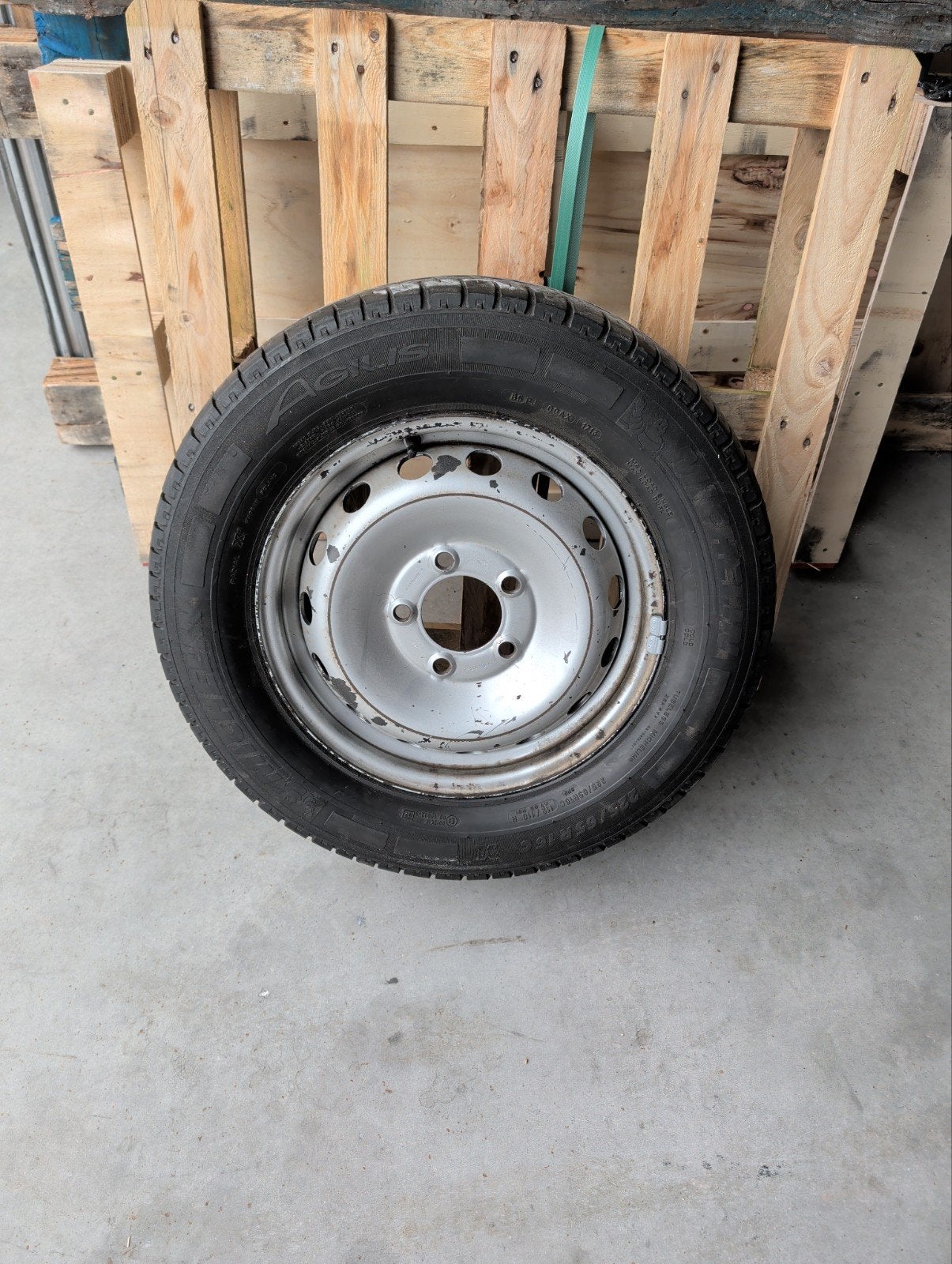 Michelin Agilis 225/65R16C Band op stalen velg, Auto diversen, Wieldoppen, Gebruikt, Ophalen of Verzenden