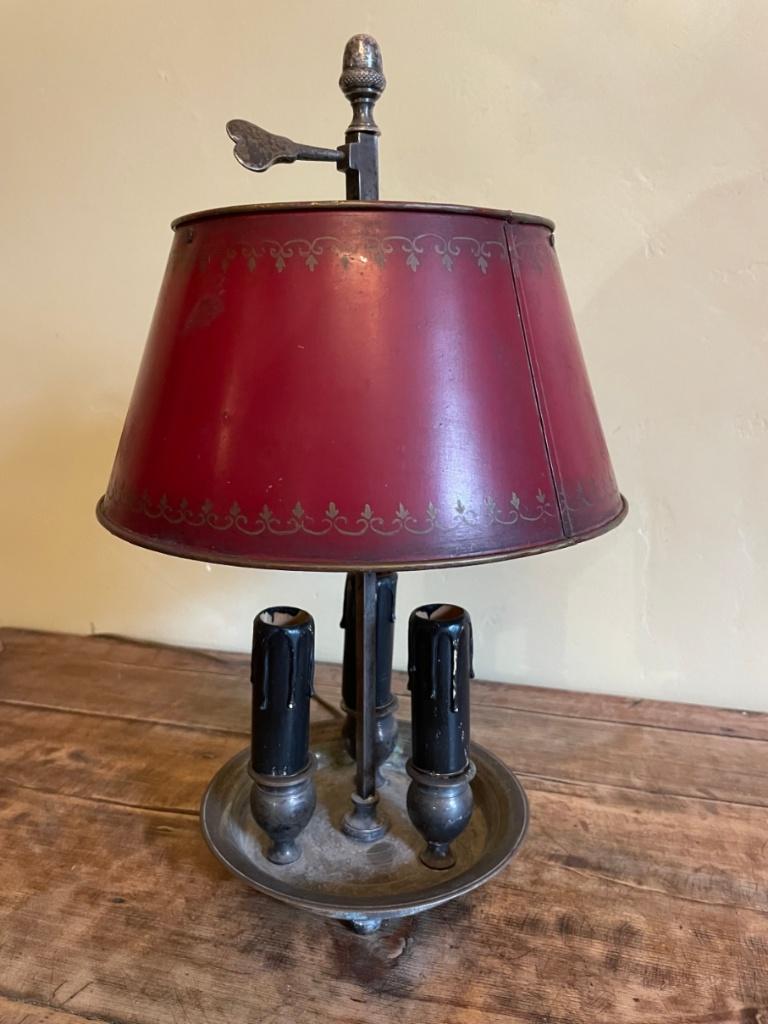 Antieke tafellamp met rode kap en kaarsvormige fittingen, Antiek en Kunst, Antiek | Lampen, Ophalen of Verzenden