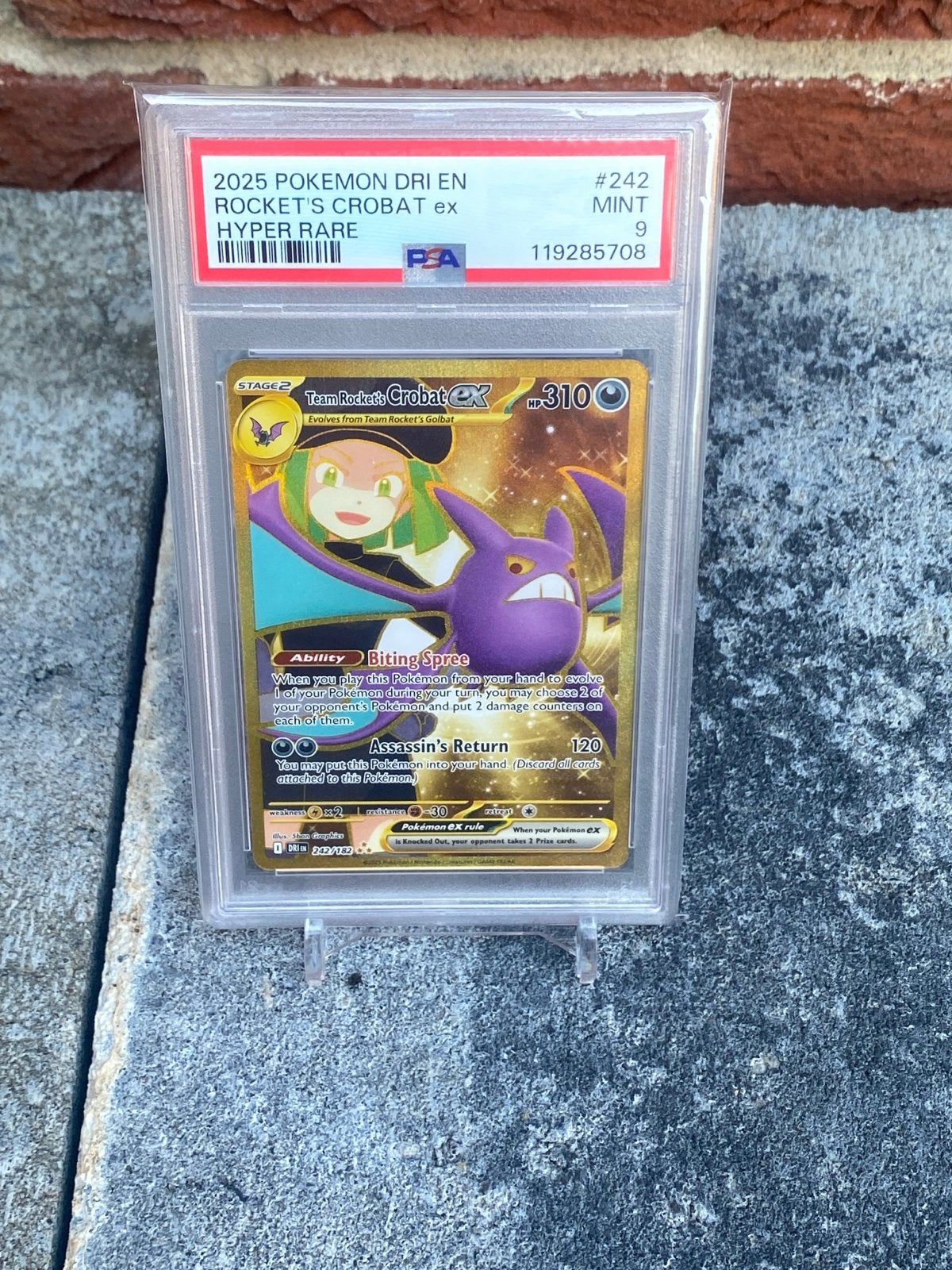 2025 pokemon DRI EN Rocket's Crobat ex #242 PSA 9, Ophalen of Verzenden, Zo goed als nieuw, Losse kaart, Foil