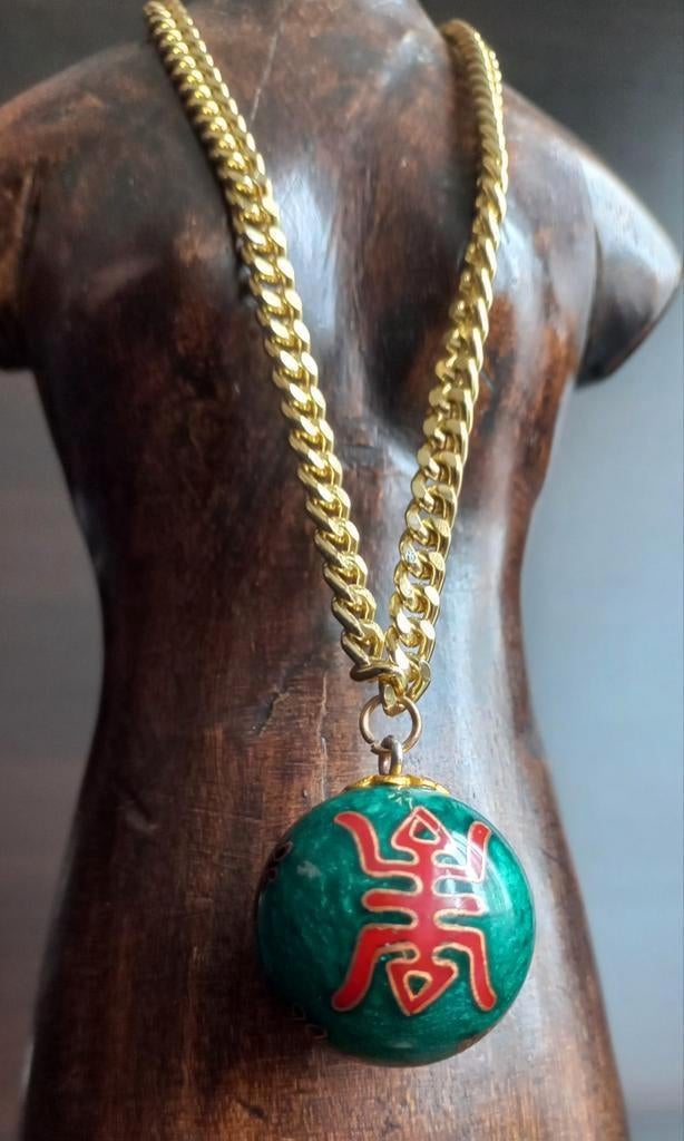 ketting met groene bolhanger met patronen aan een koord, Ophalen of Verzenden, Overige materialen