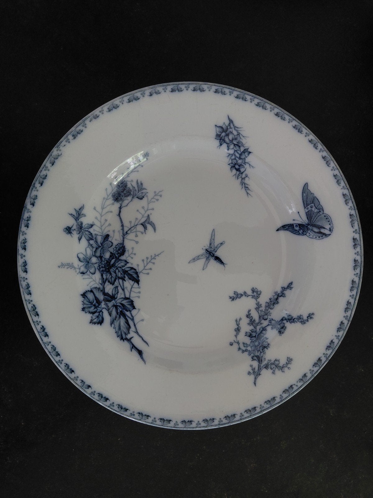 Antiek Carmen Forges de Fers bord, blauw-wit decor, 30,5 cm, Ophalen of Verzenden