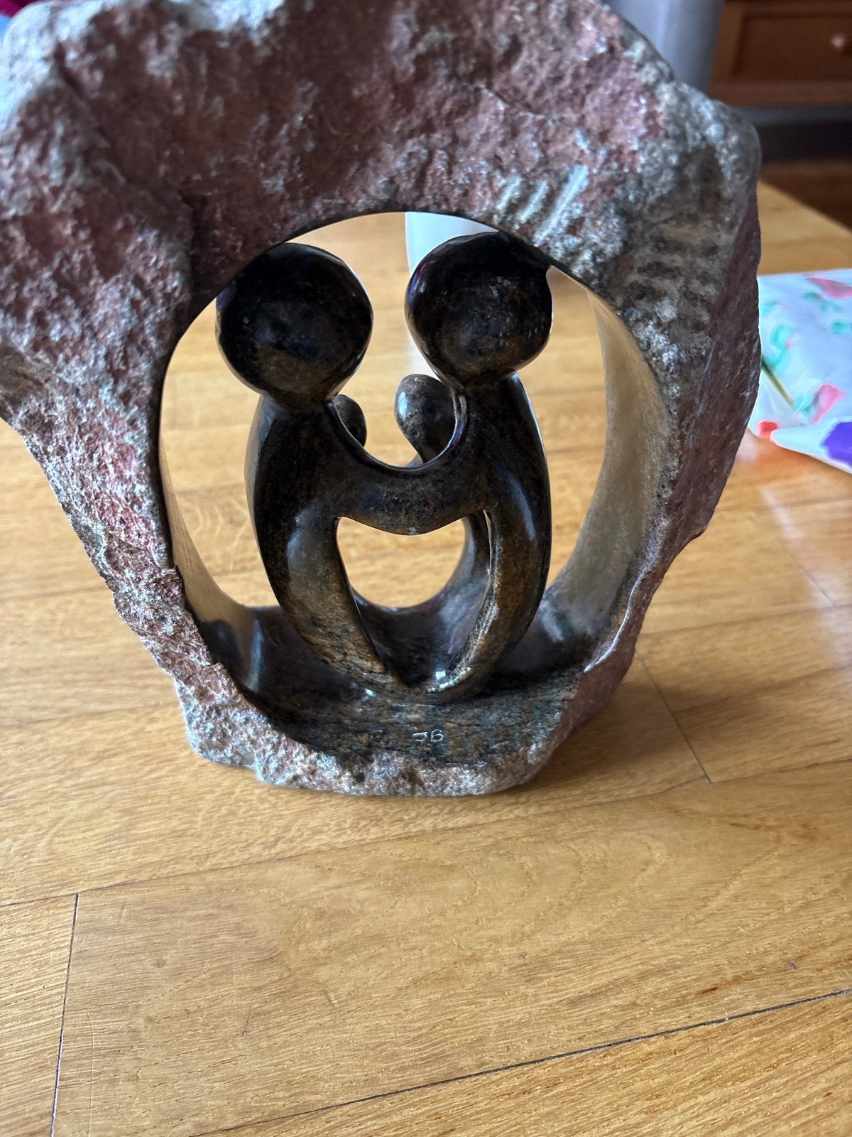 Stenen sculptuur van familie in omhelzing, Groep mensen, Ophalen of Verzenden, Handgemaakt, 20 - 50 cm