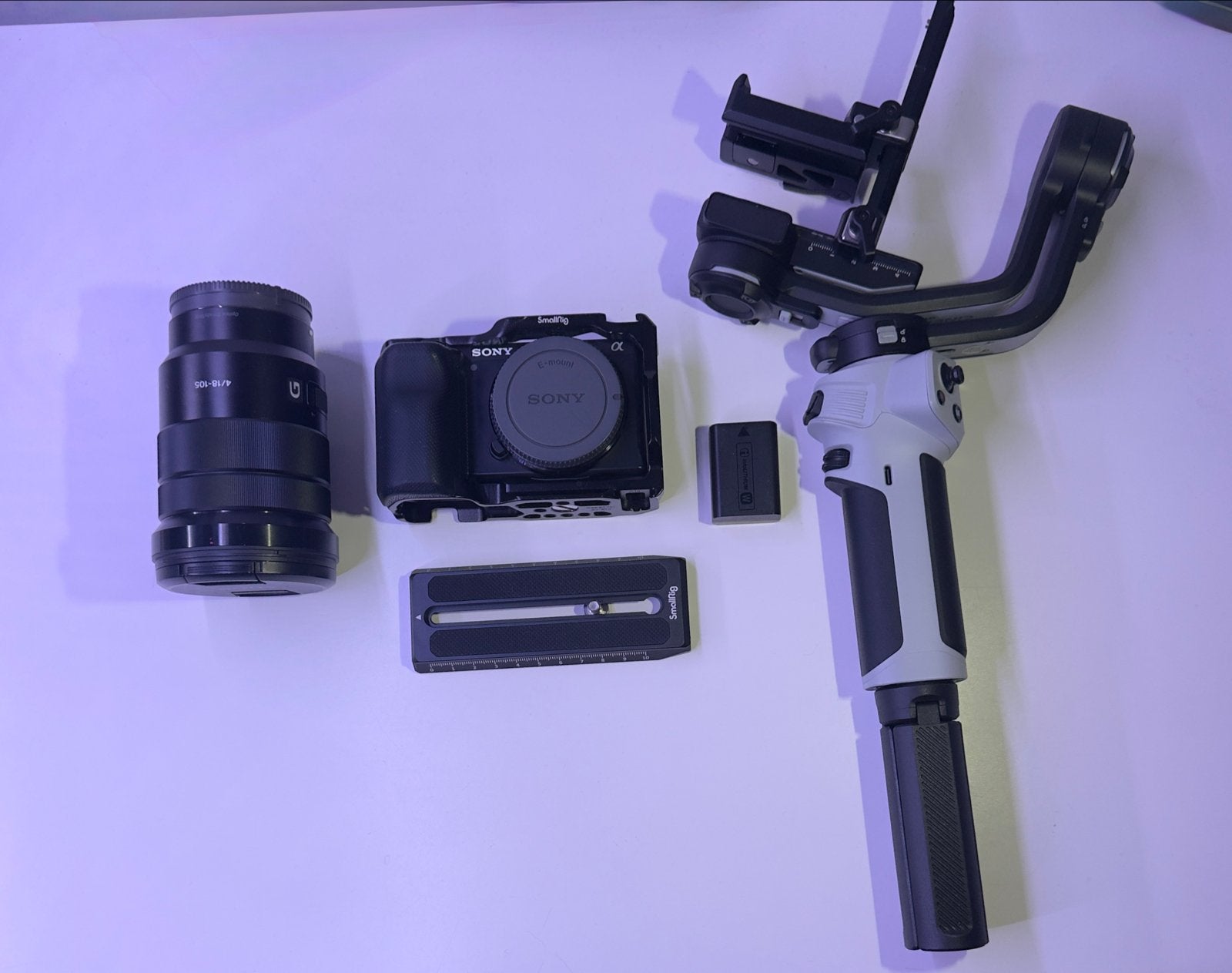 Sony ZV-E10 Vlog Camera Kit met 18-105mm lens en Gimbal, Ophalen, Beeldstabilisatie, Zo goed als nieuw, Accu