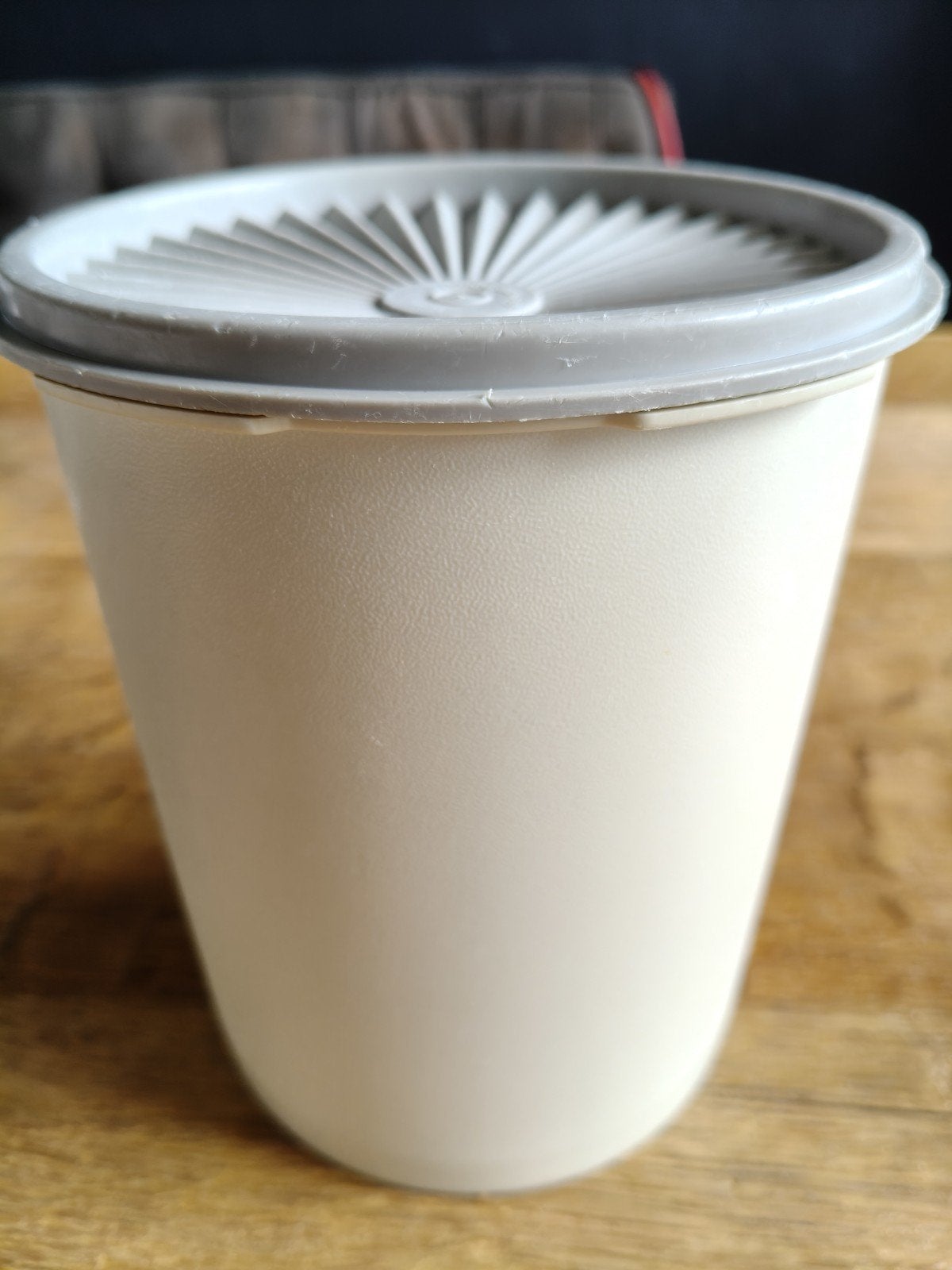 Vintage Tupperware Servalier Voorraadbus Crème/Grijs 1,9L, Huis en Inrichting, Keuken | Tupperware, Gebruikt, Ophalen of Verzenden